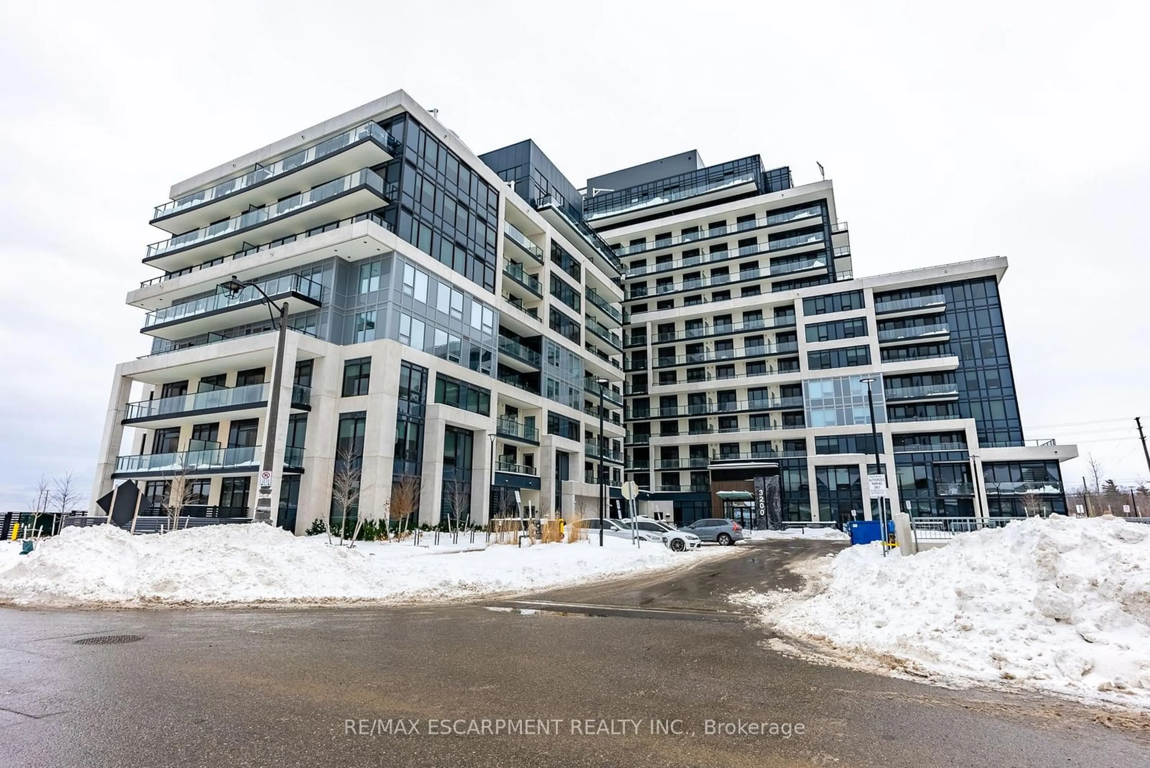 Indoor foyer for 3200 William Colston Ave #1405, Oakville Ontario L6H 7W6