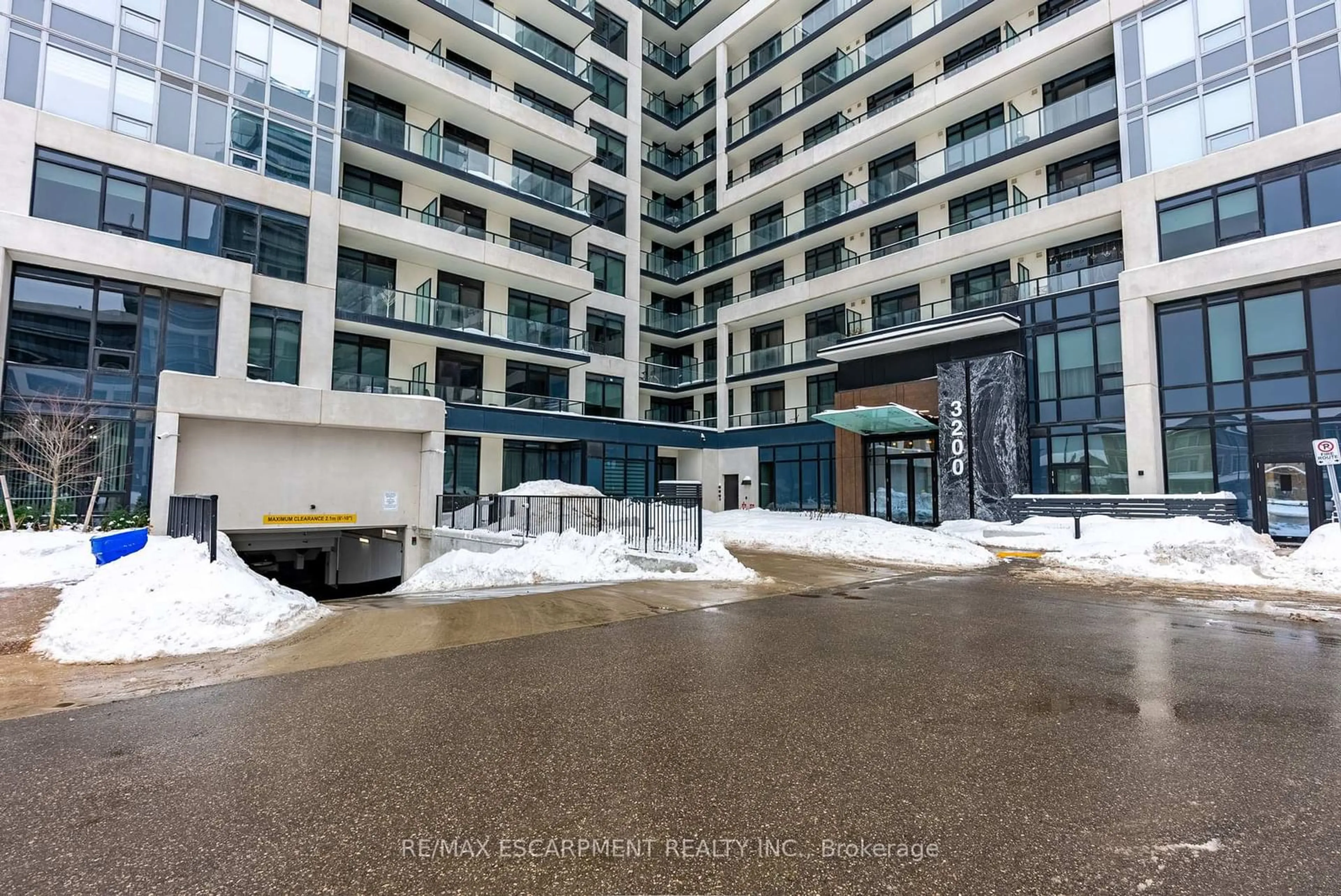 Indoor foyer for 3200 William Colston Ave #1405, Oakville Ontario L6H 7W6