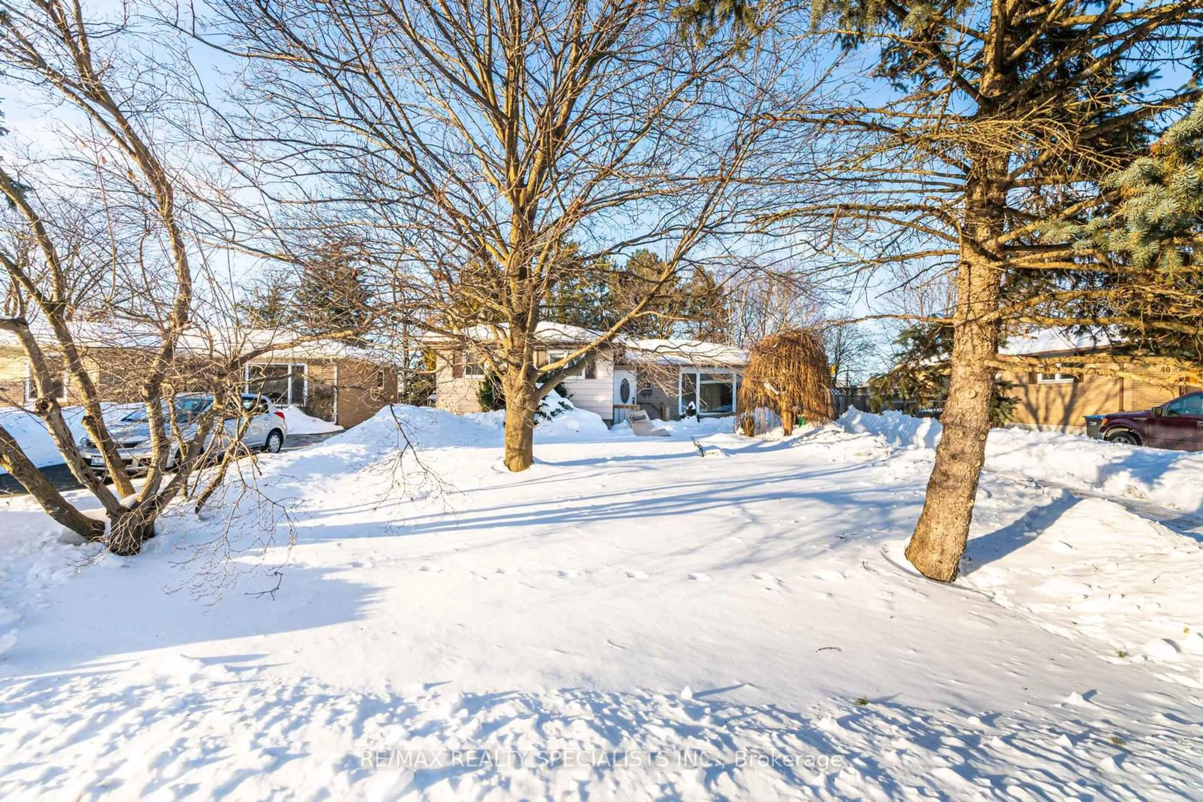 A pic from outside/outdoor area/front of a property/back of a property/a pic from drone, street for 38 Dunblaine Cres, Brampton Ontario L6T 3H2