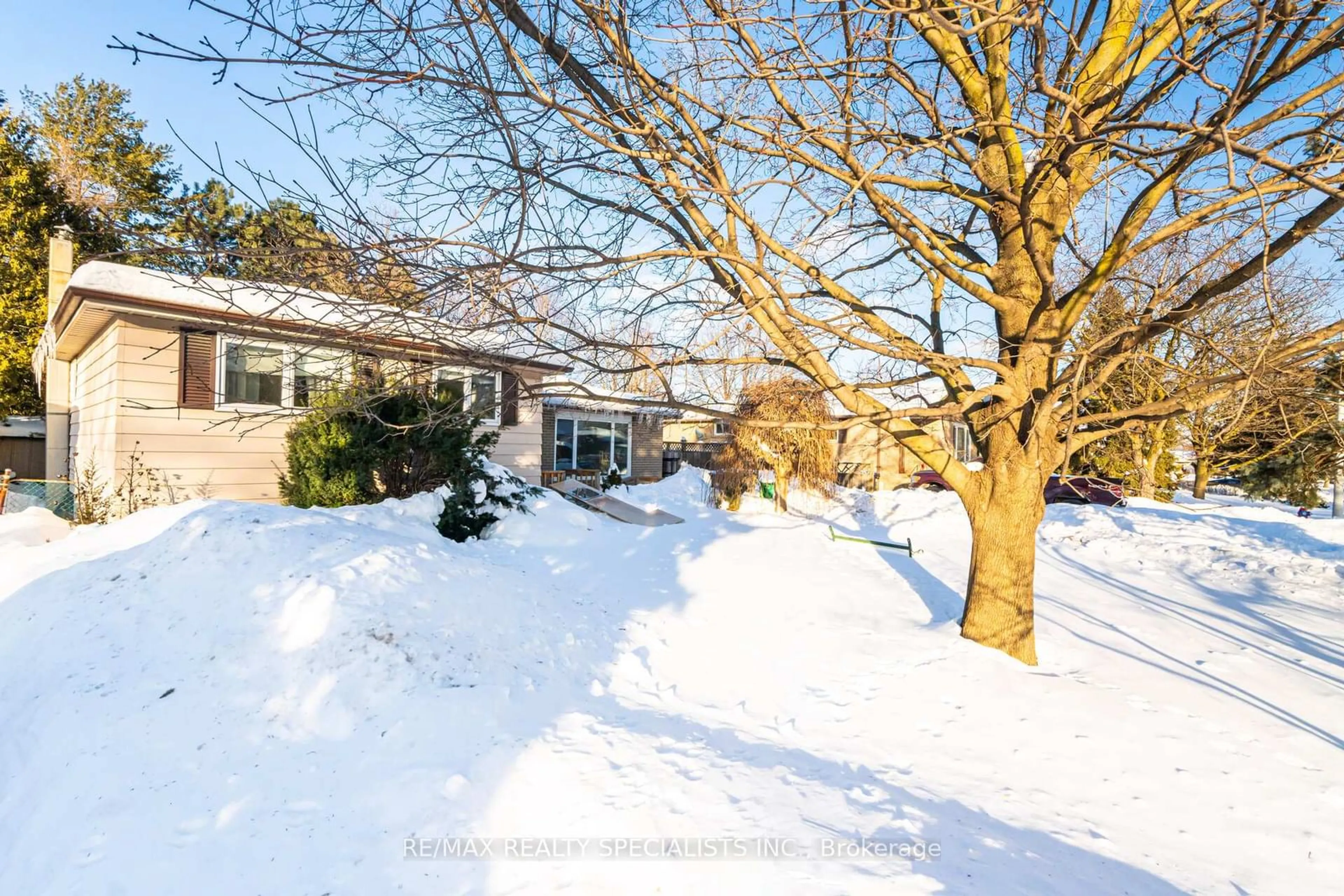 A pic from outside/outdoor area/front of a property/back of a property/a pic from drone, street for 38 Dunblaine Cres, Brampton Ontario L6T 3H2