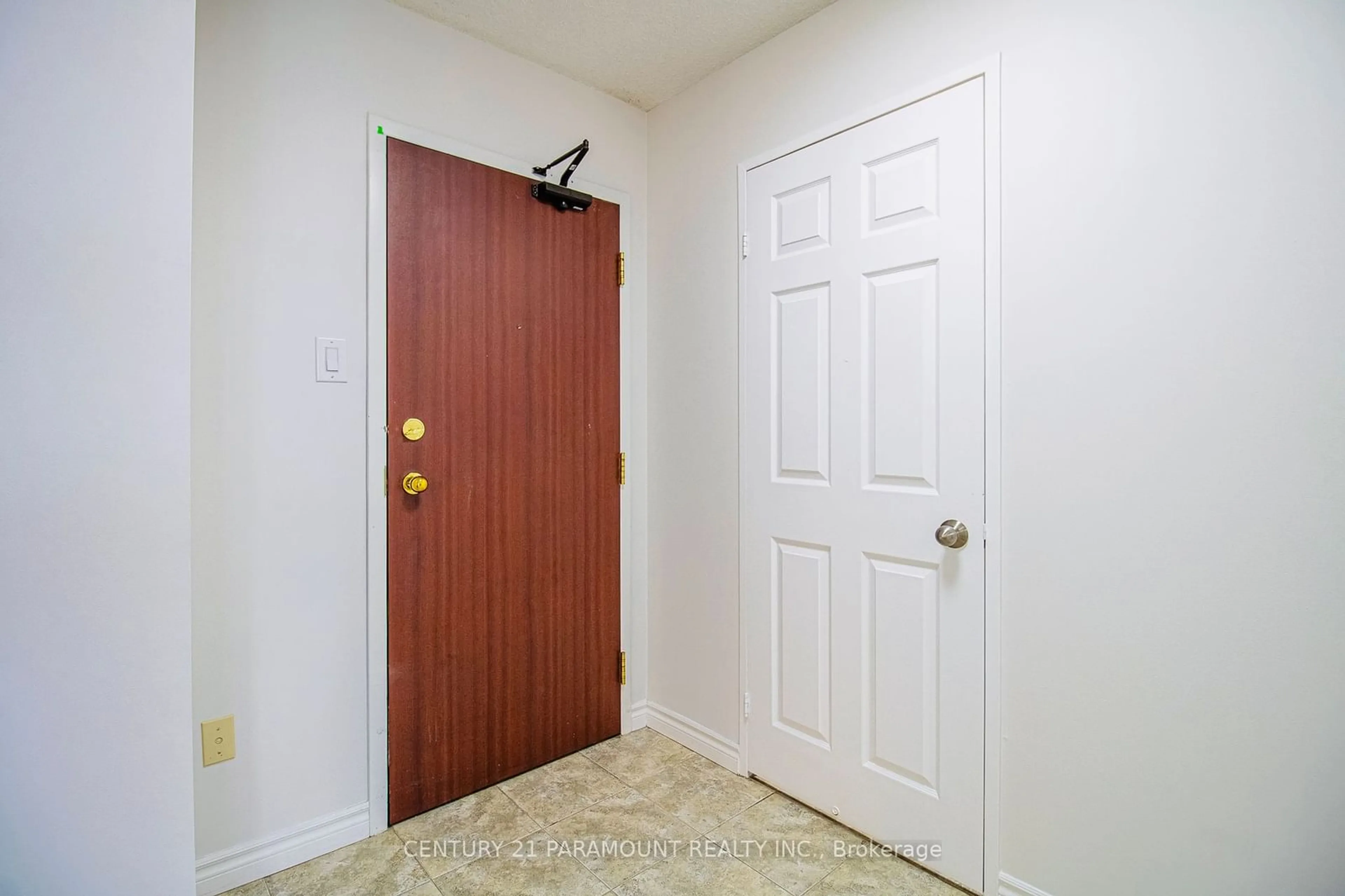 Indoor entryway for 100 County Court Blvd #1802, Brampton Ontario L6W 3X1