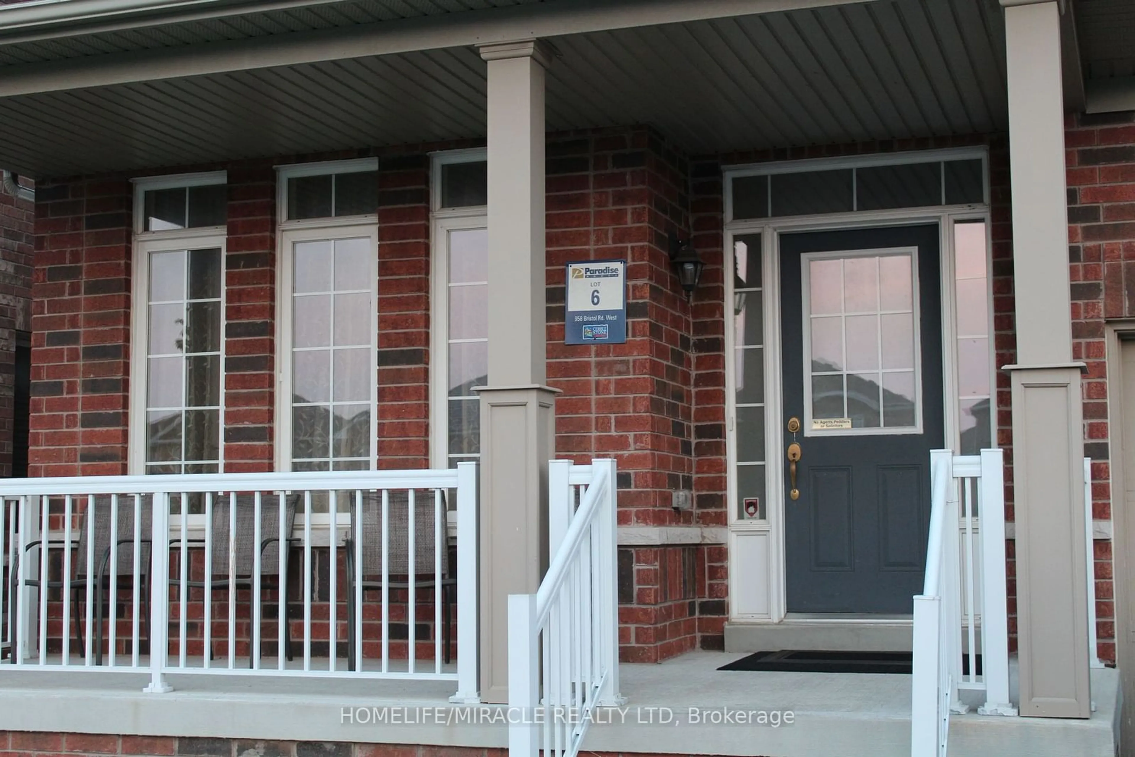 Indoor entryway for 958 Bristol Rd, Mississauga Ontario L5V 2C5