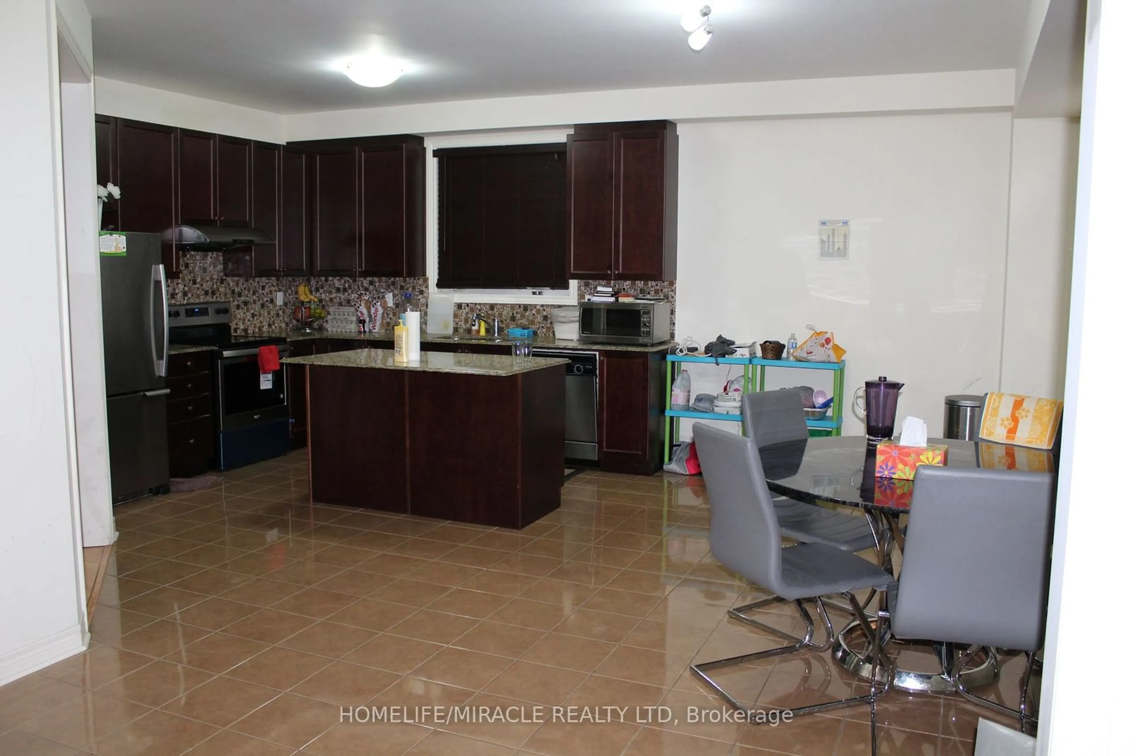 Standard kitchen, unknown for 958 Bristol Rd, Mississauga Ontario L5V 2C5