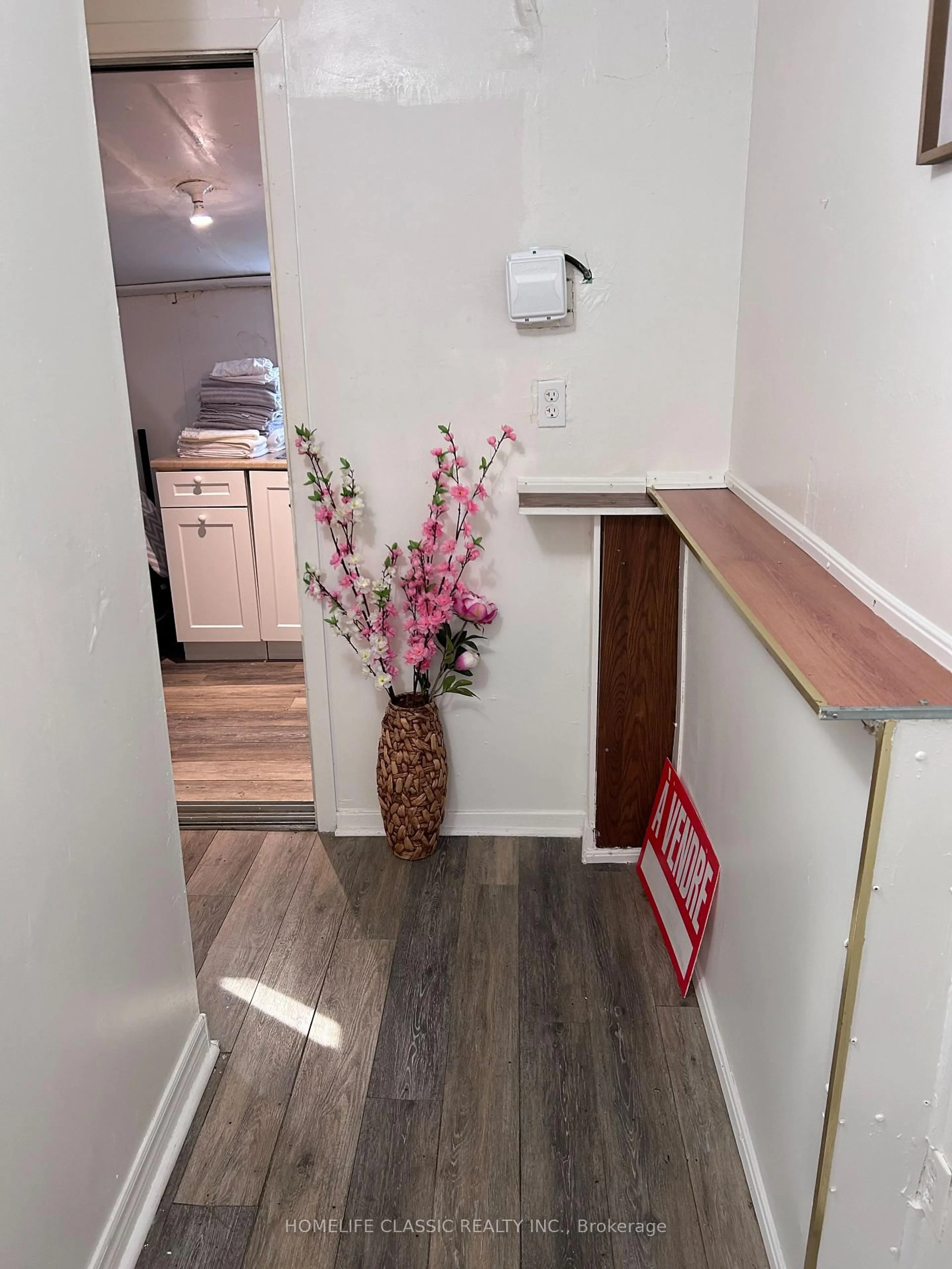 Indoor entryway for 3223 Dundas St, Toronto Ontario M6P 2A2