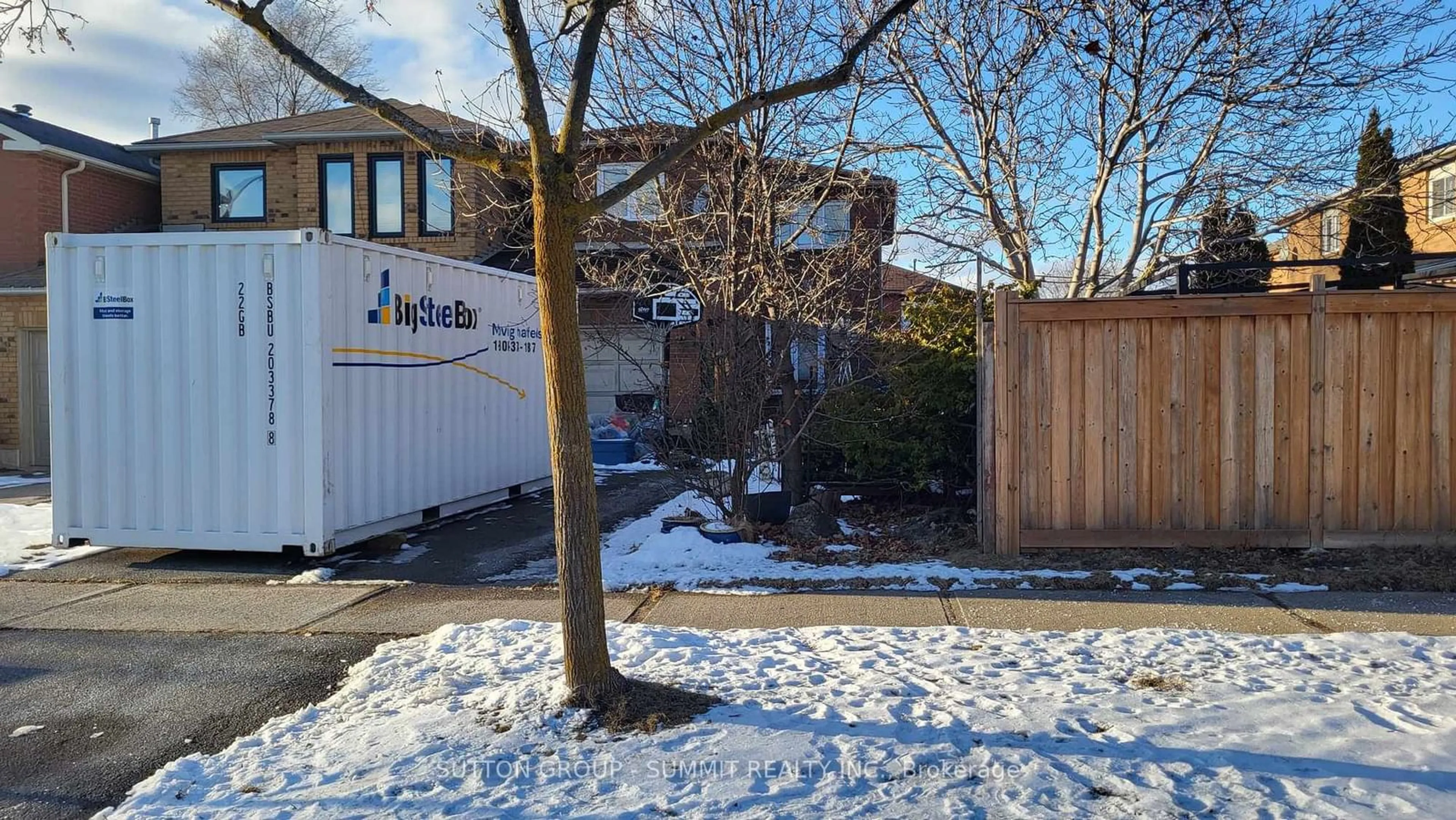 A pic from outside/outdoor area/front of a property/back of a property/a pic from drone, street for 3292 Bobwhite Mews, Mississauga Ontario L5N 6E9