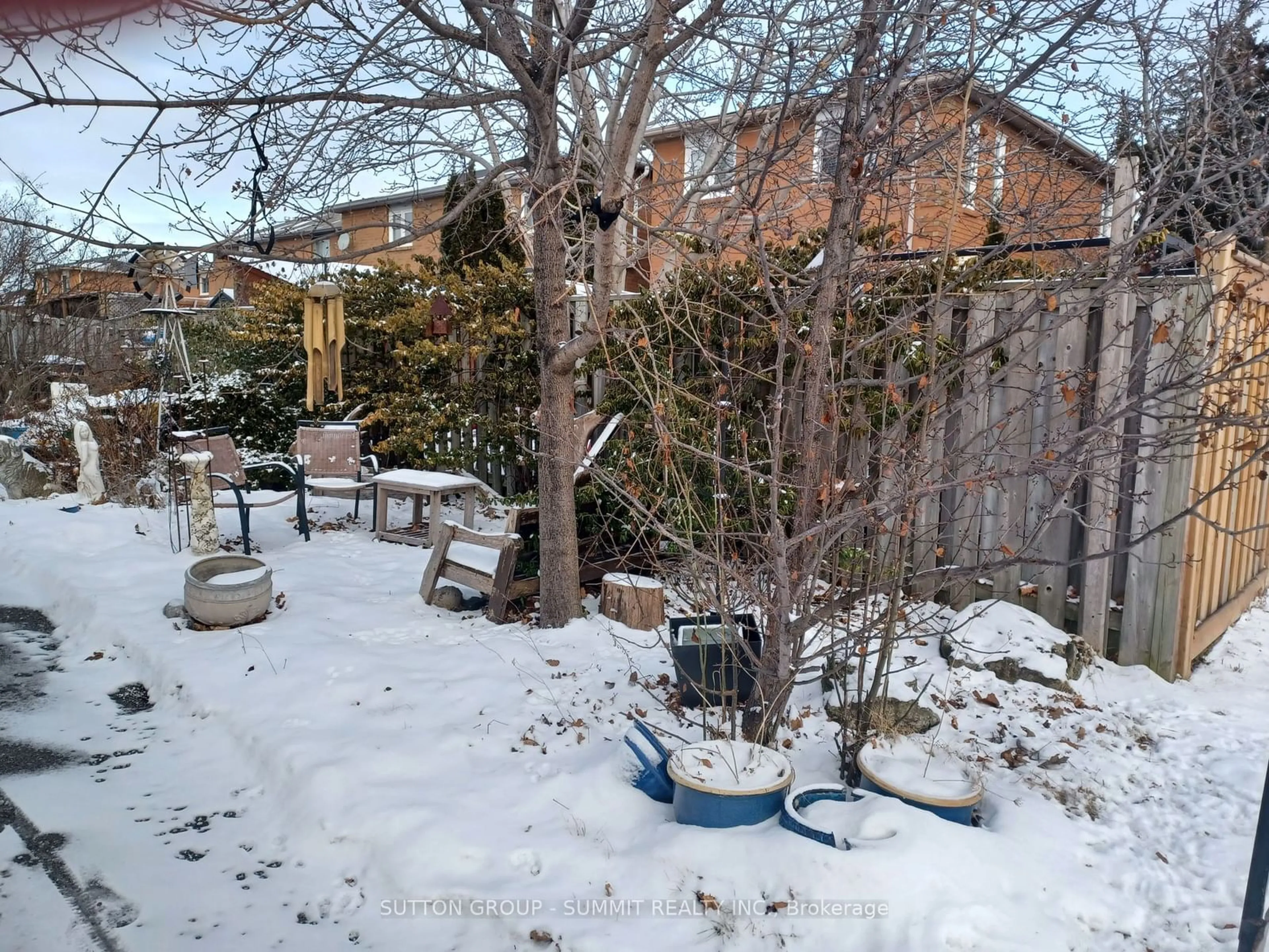 A pic from outside/outdoor area/front of a property/back of a property/a pic from drone, street for 3292 Bobwhite Mews, Mississauga Ontario L5N 6E9