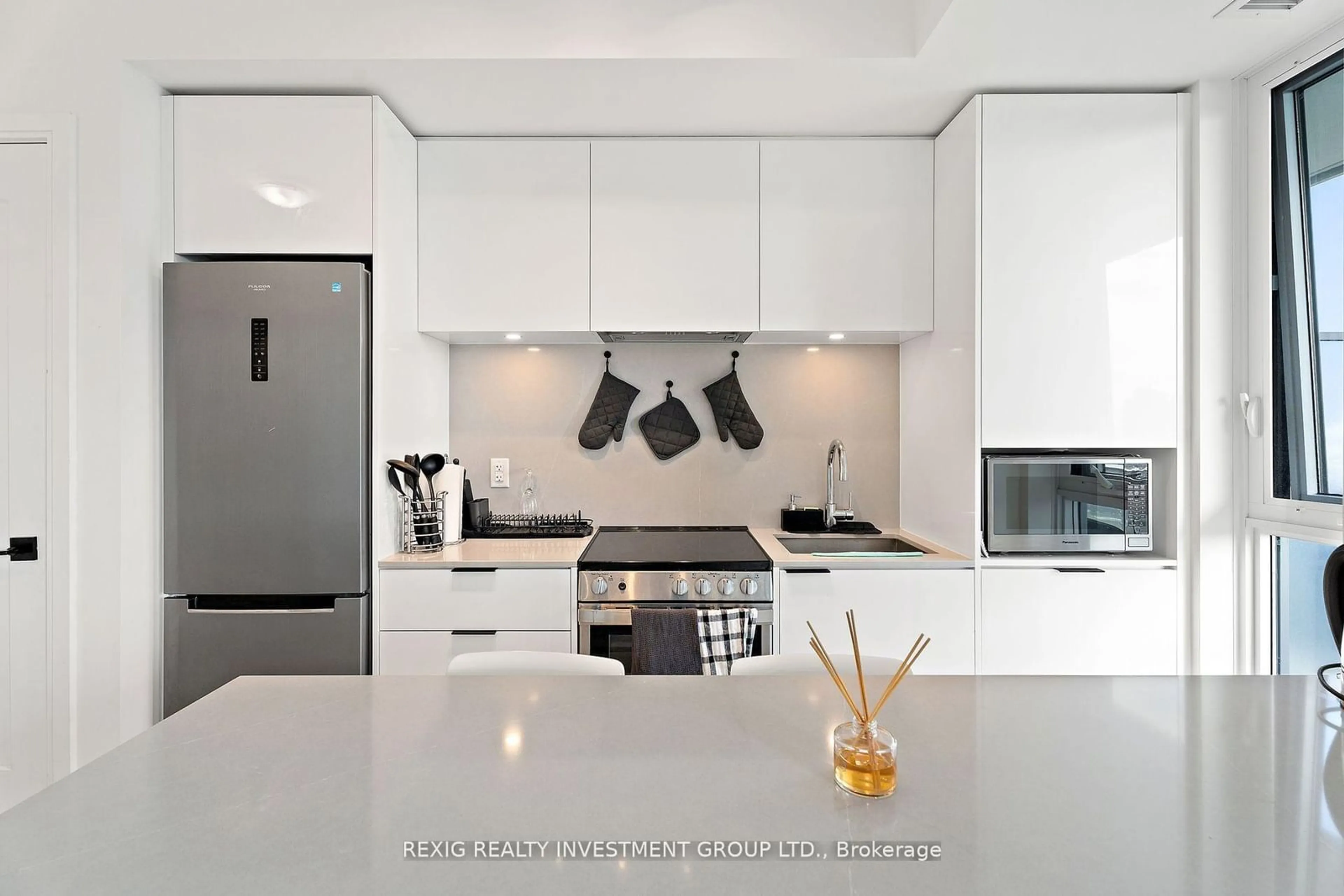 Contemporary kitchen, unknown for 70 Annie Craig Dr #4007, Toronto Ontario M8V 0G2