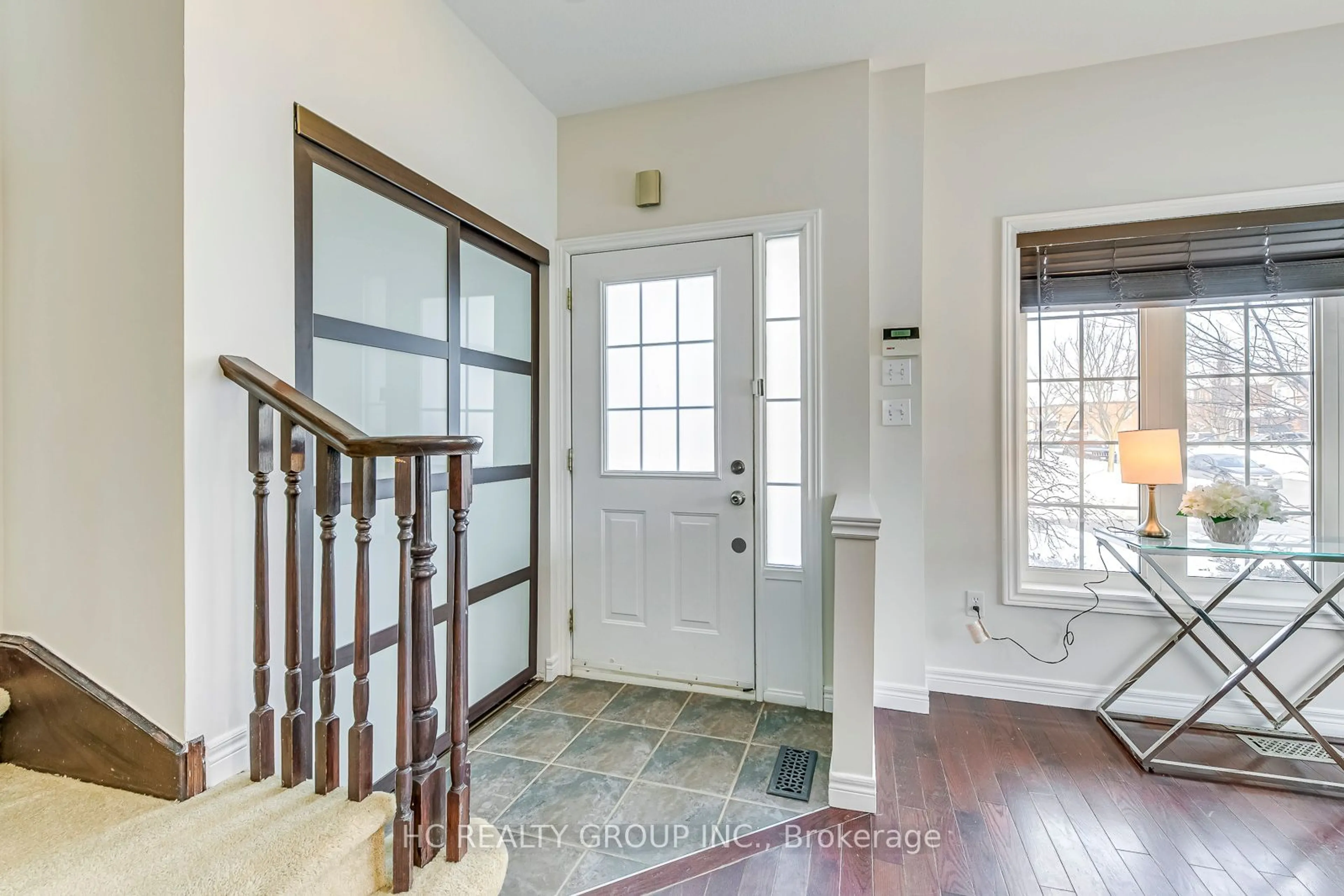 Indoor entryway for 5230 Garland Cres, Burlington Ontario L7L 7K9