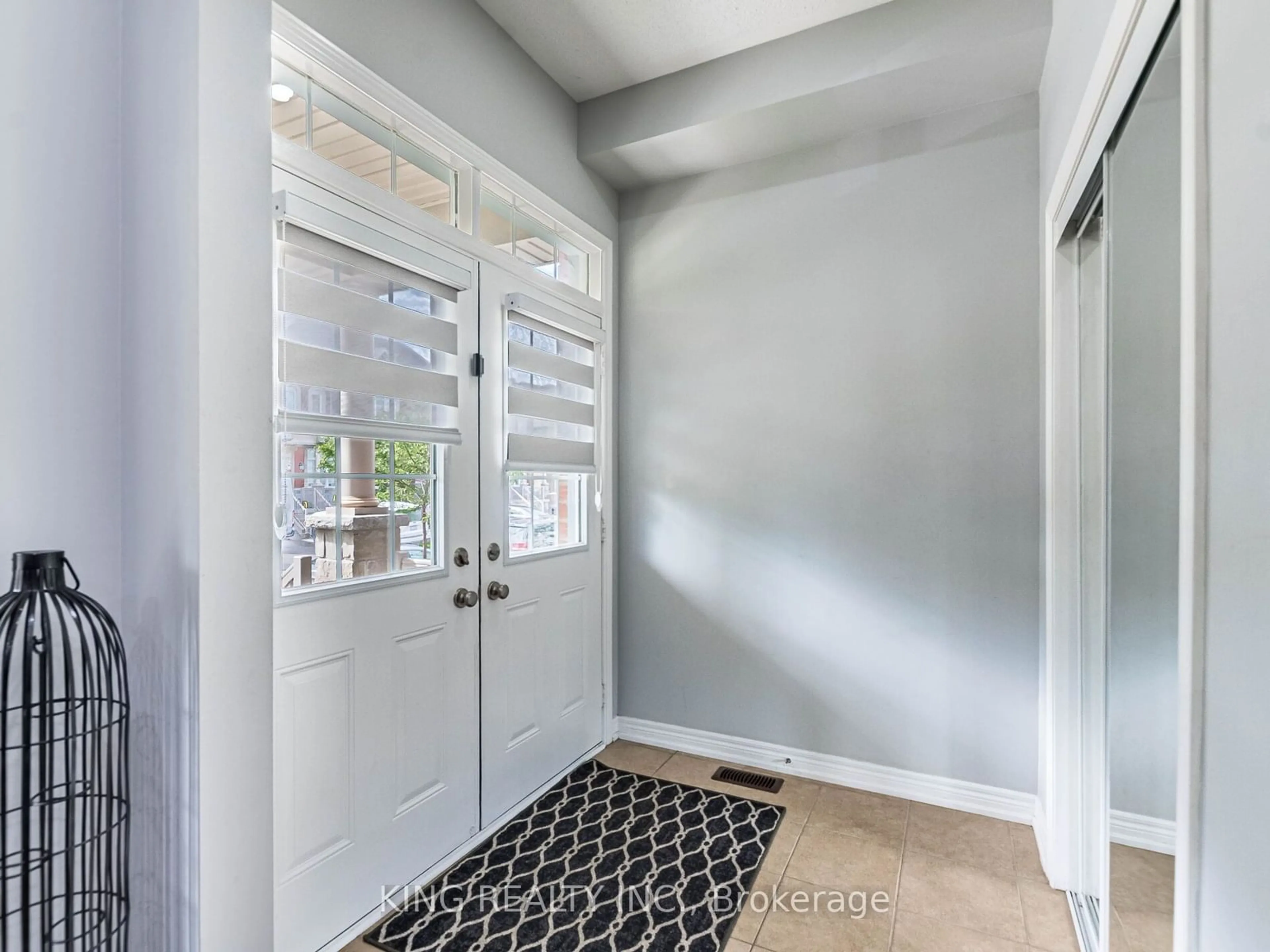 Indoor entryway for 40 Saint Dennis Rd, Brampton Ontario L6R 3W7