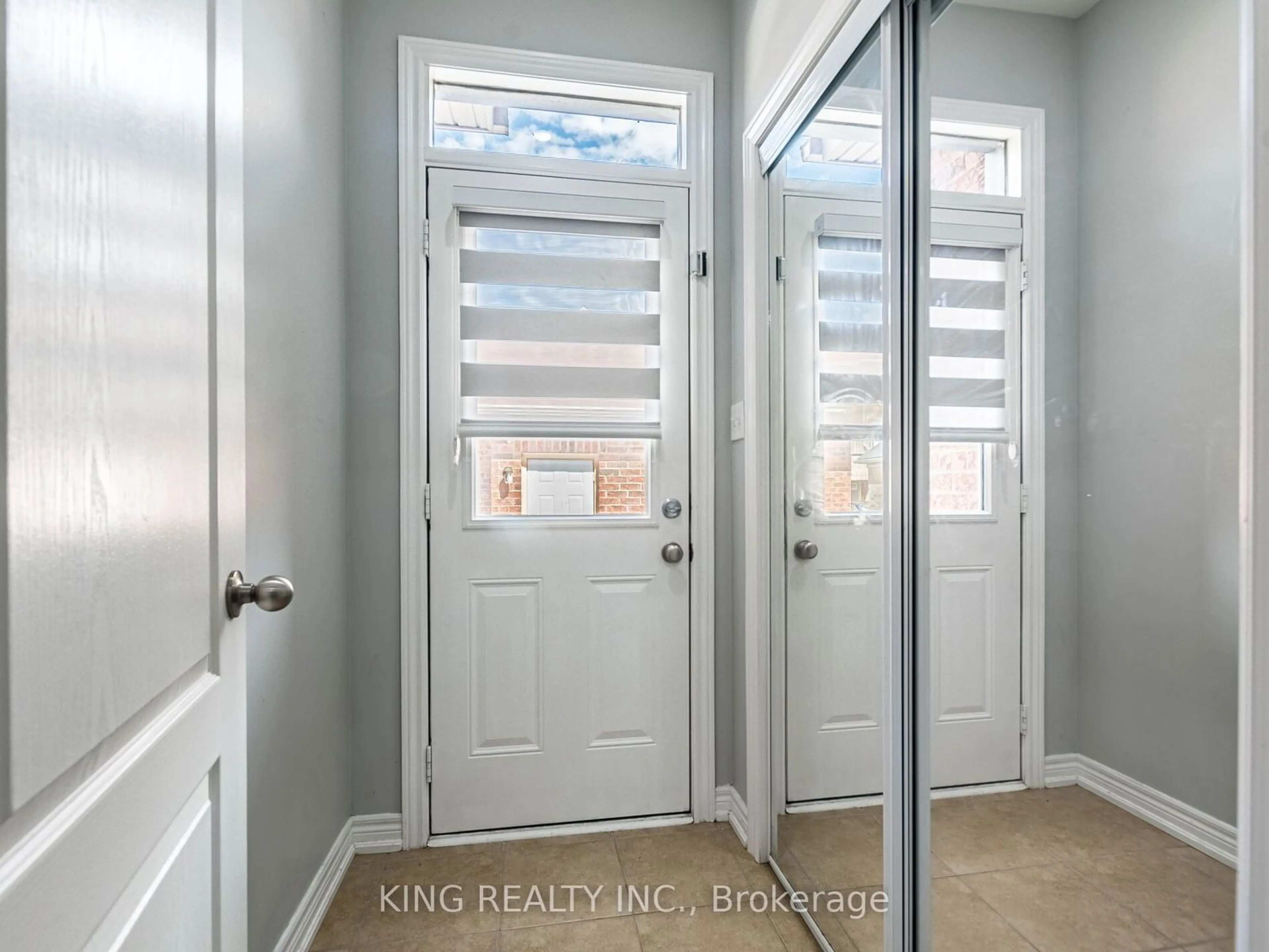 Indoor entryway for 40 Saint Dennis Rd, Brampton Ontario L6R 3W7