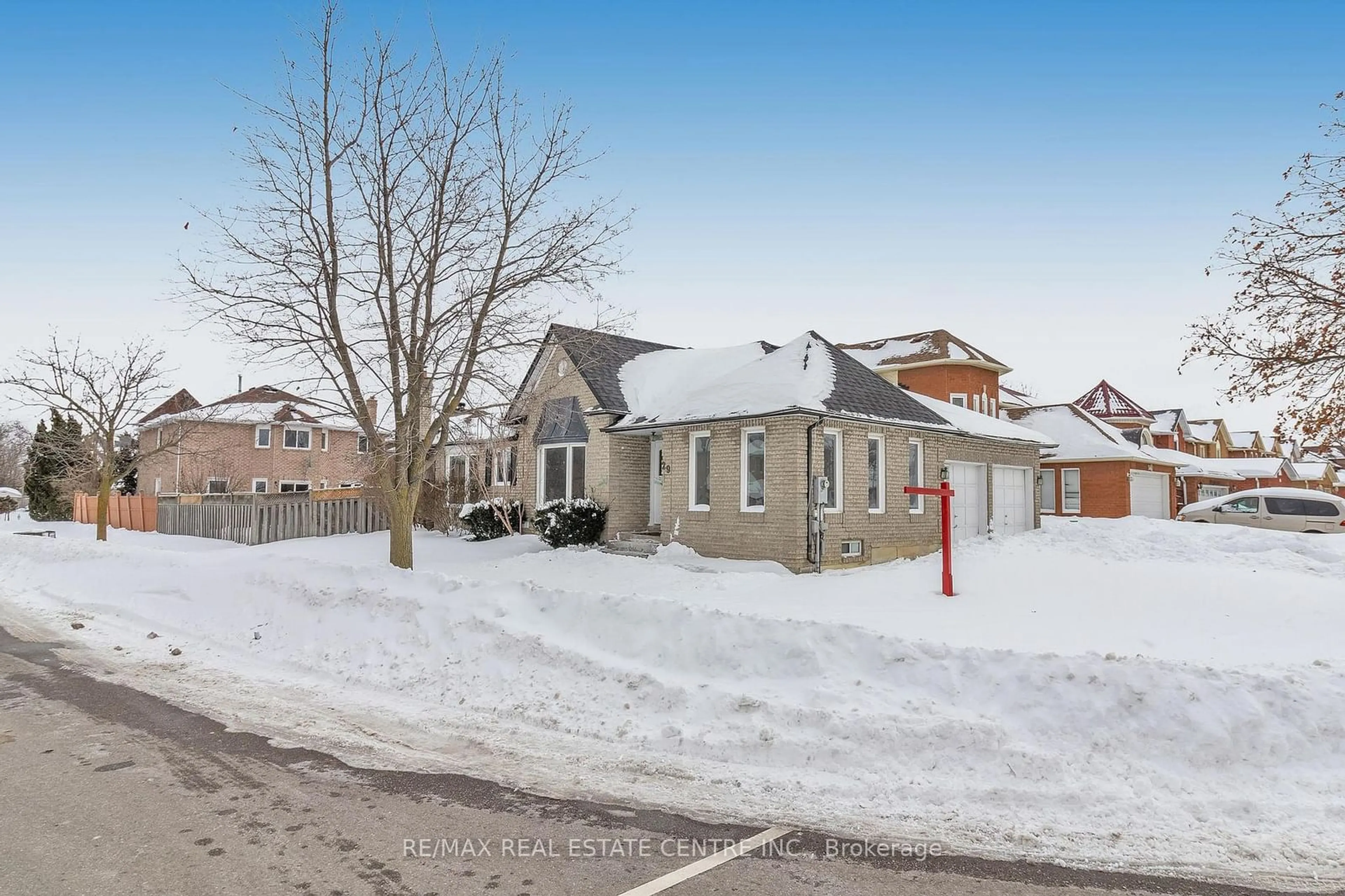 A pic from outside/outdoor area/front of a property/back of a property/a pic from drone, street for 29 Halldorson Tr, Brampton Ontario L6W 4L6