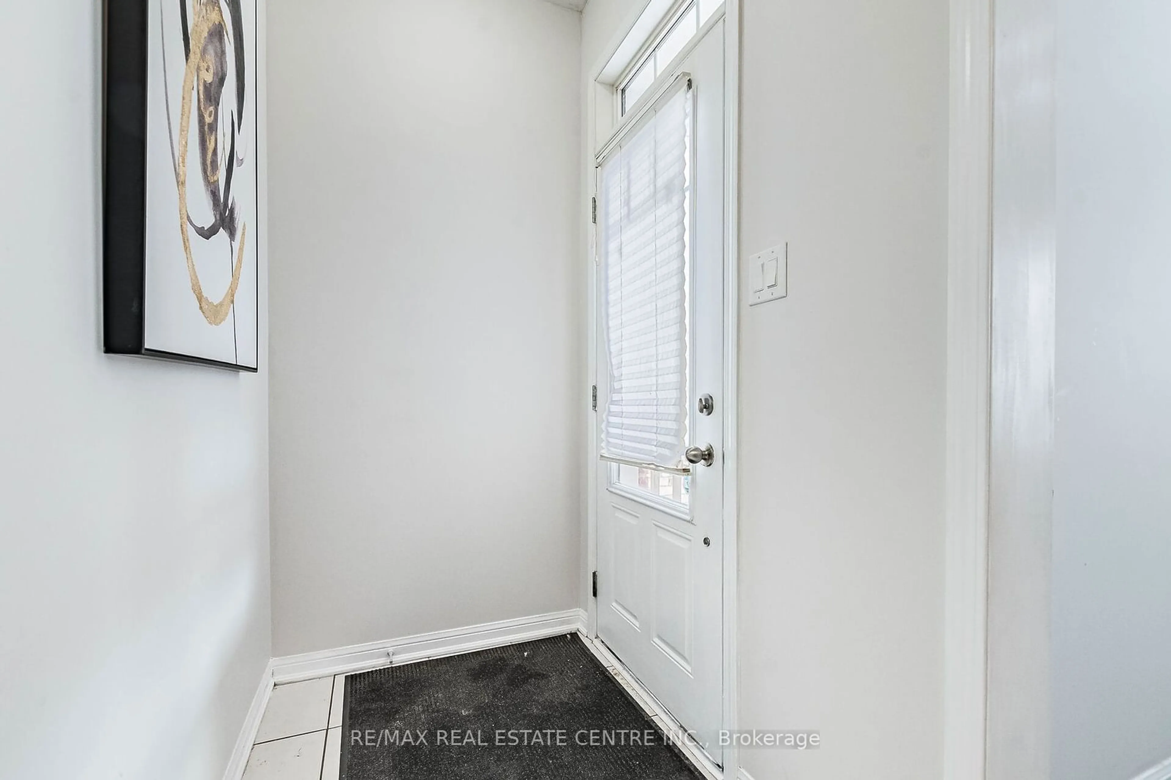 Indoor entryway for 282 Gleave Terr, Milton Ontario L9T 8N9