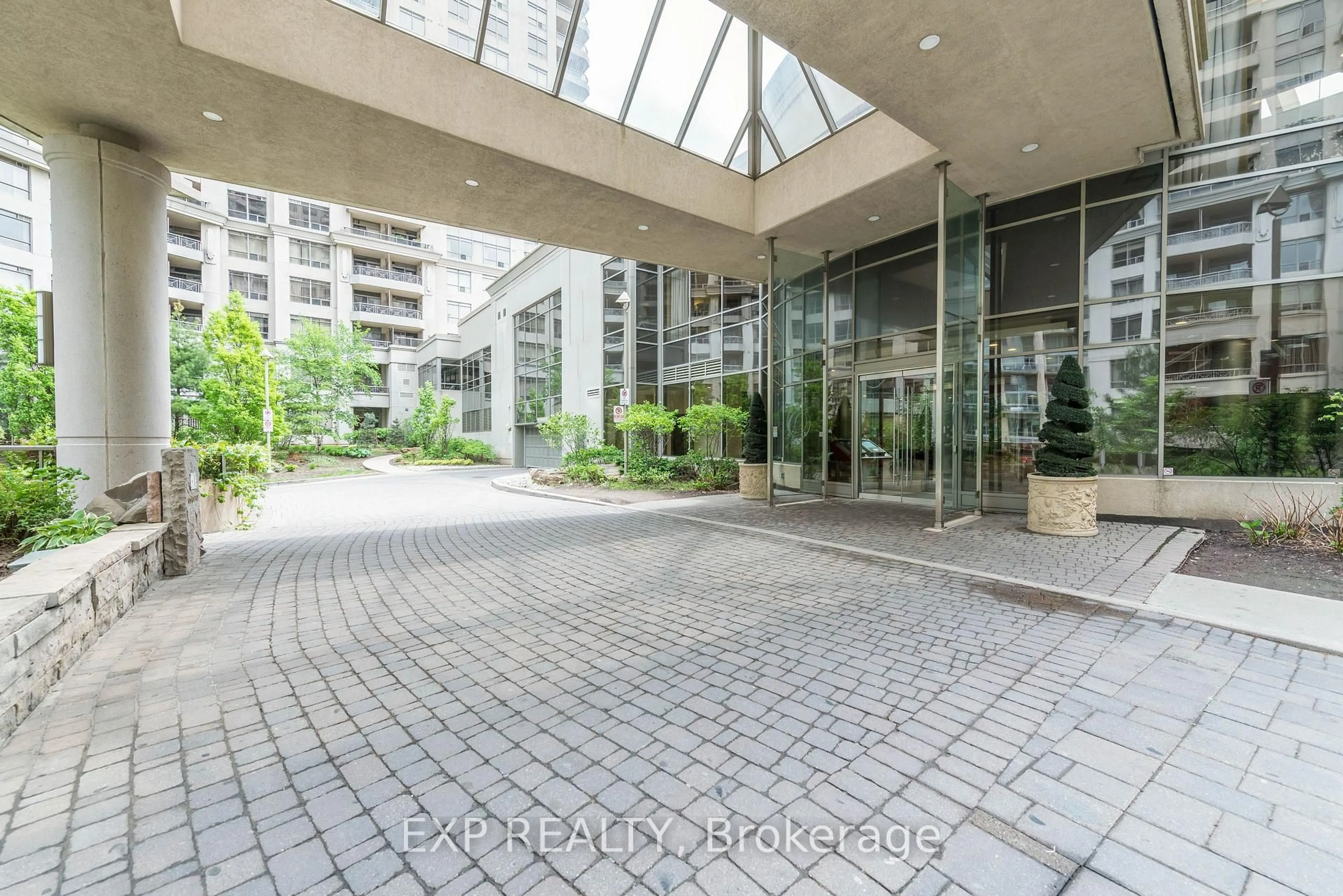 Indoor foyer for 3888 Duke Of York Blvd #121, Mississauga Ontario L5B 4P5