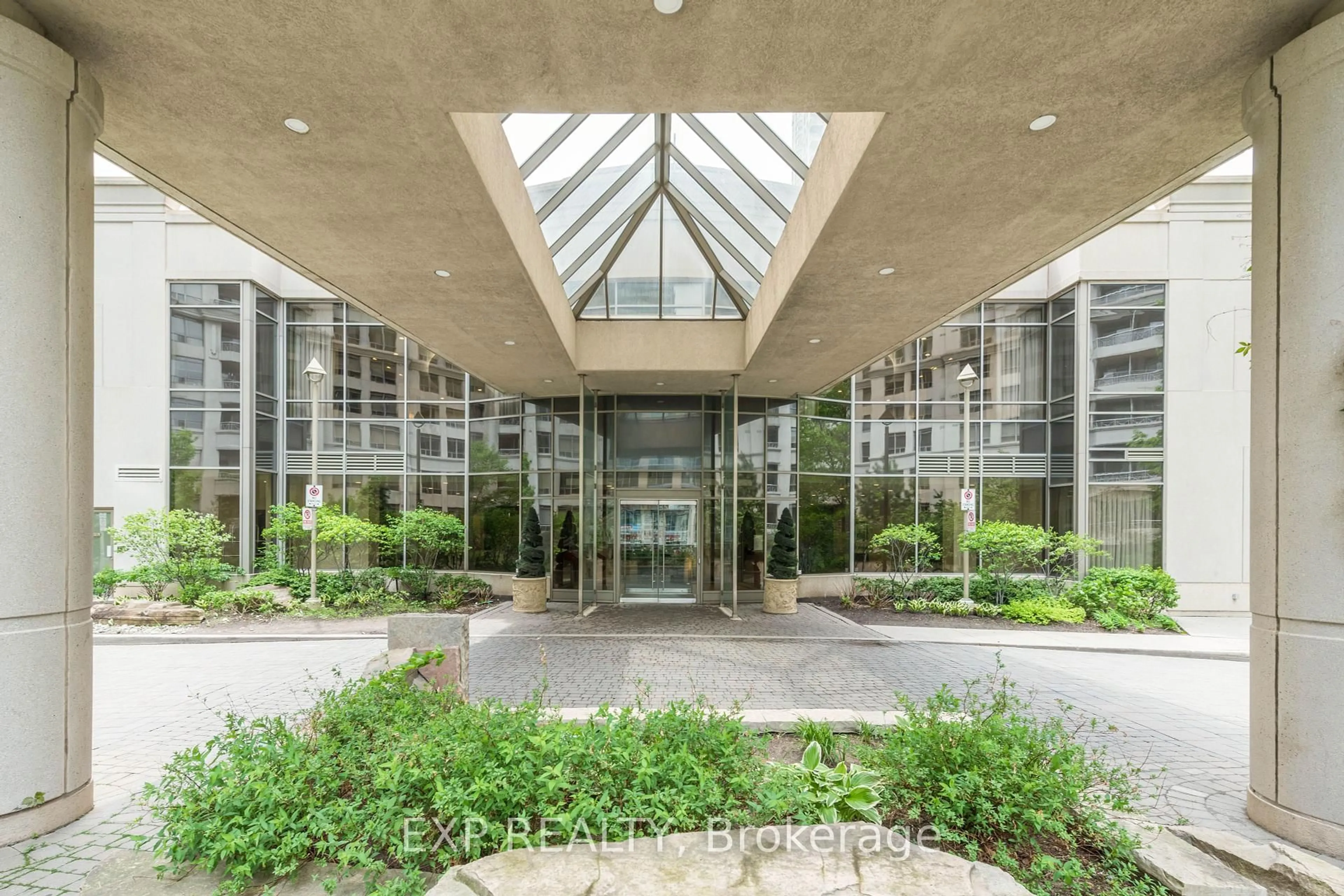 Indoor foyer for 3888 Duke Of York Blvd #121, Mississauga Ontario L5B 4P5