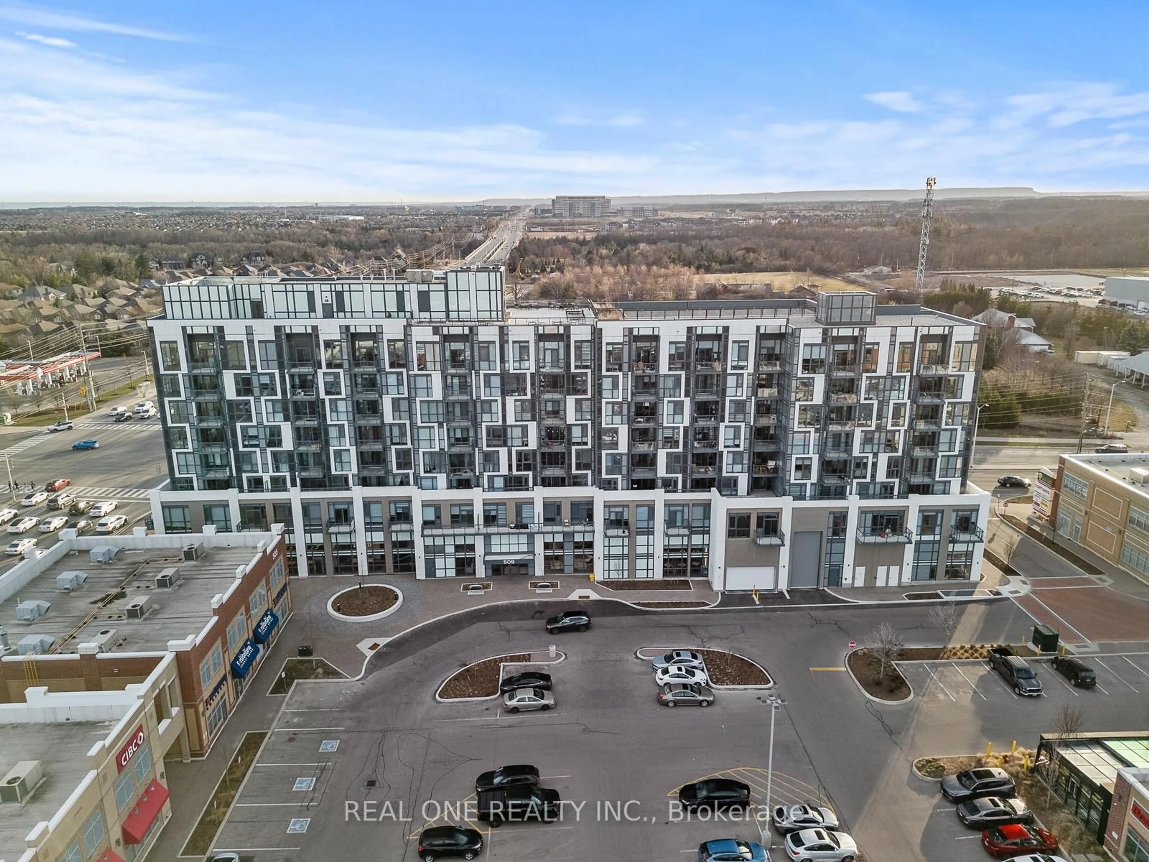 A pic from outside/outdoor area/front of a property/back of a property/a pic from drone, city buildings view from balcony for 509 Dundas St #814, Oakville Ontario L6M 4M2