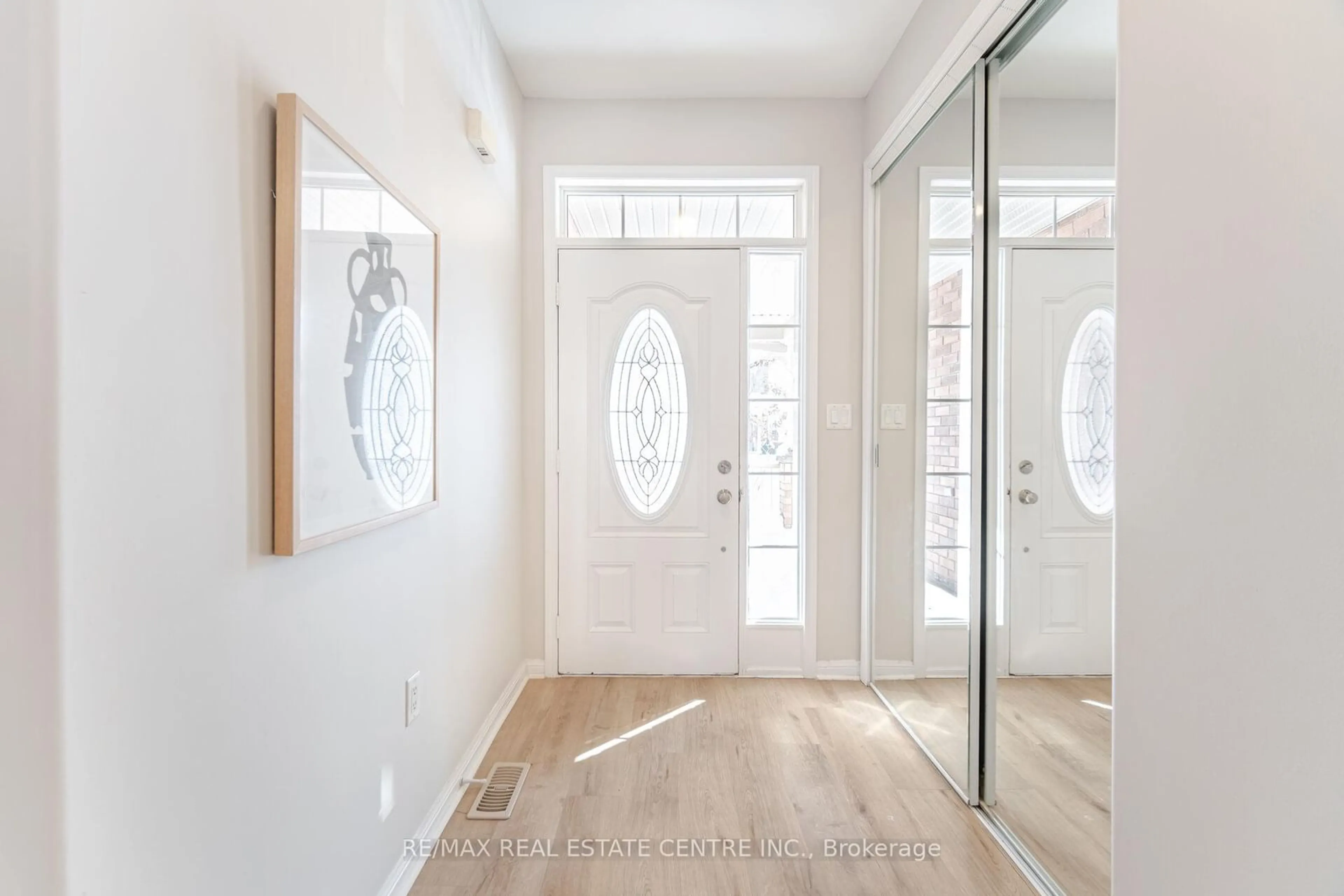 Indoor entryway for 137 Willet Terr, Milton Ontario L9T 1M5