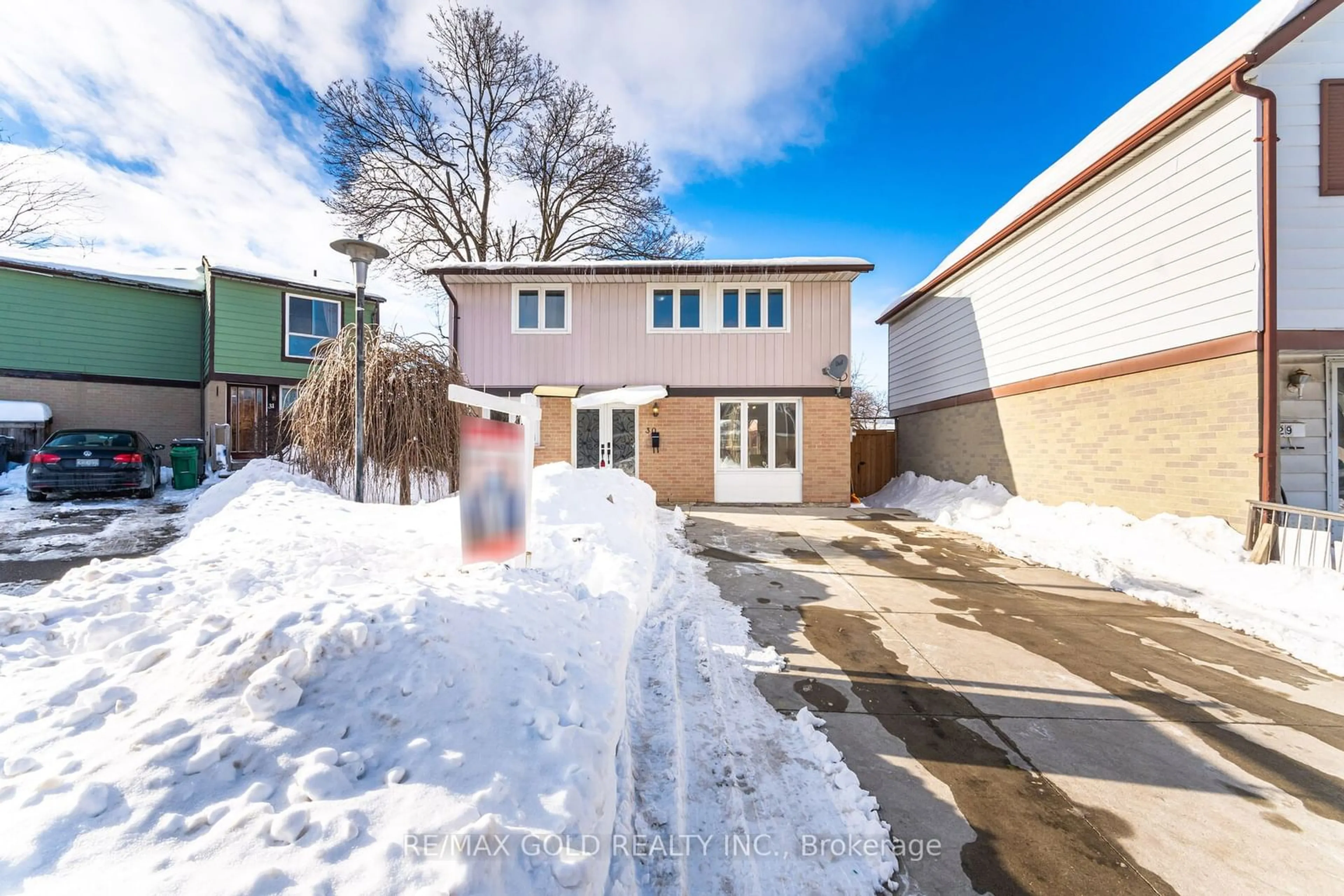 A pic from outside/outdoor area/front of a property/back of a property/a pic from drone, street for 30 Grand Valley Dr, Brampton Ontario L6S 2L1