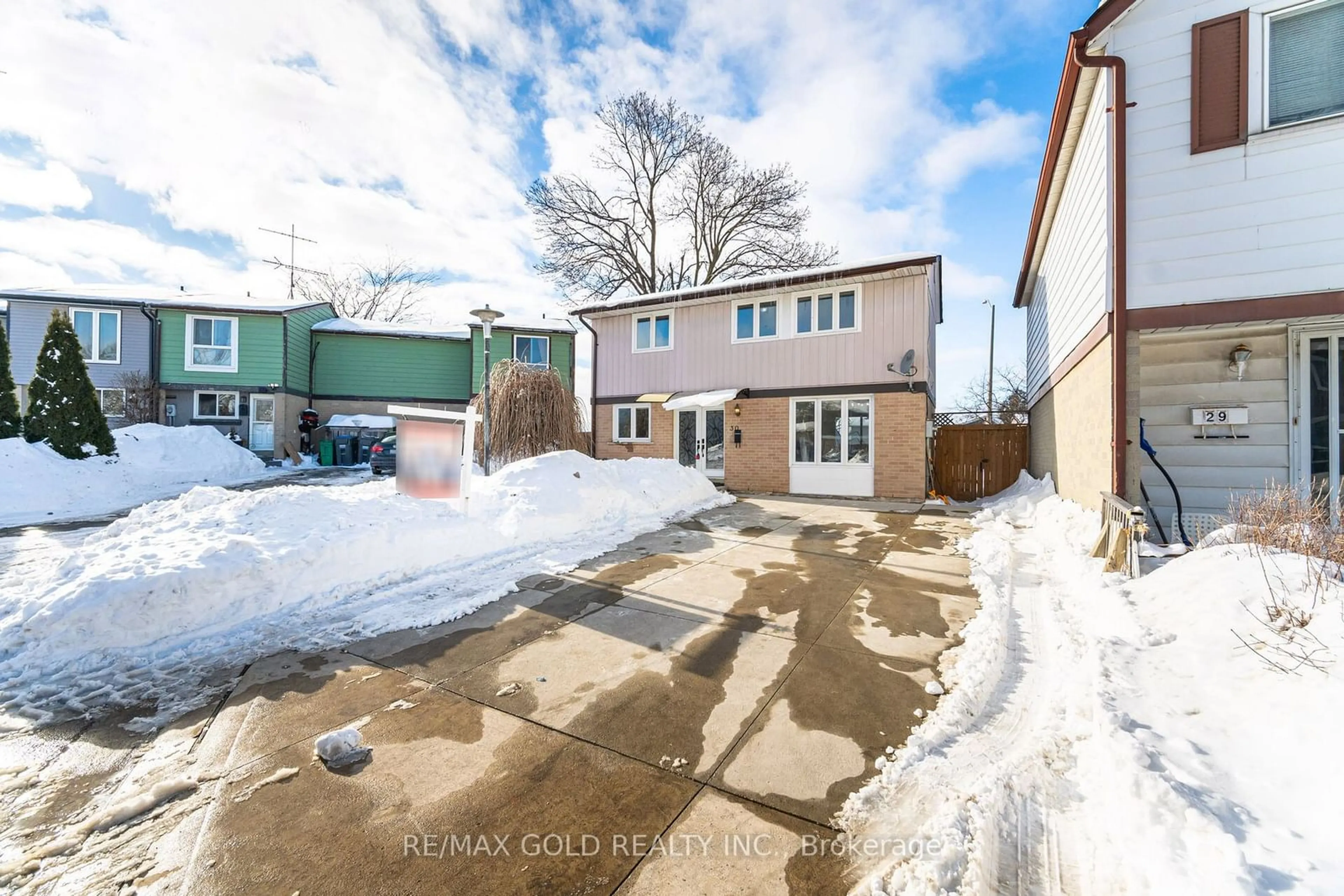 A pic from outside/outdoor area/front of a property/back of a property/a pic from drone, street for 30 Grand Valley Dr, Brampton Ontario L6S 2L1