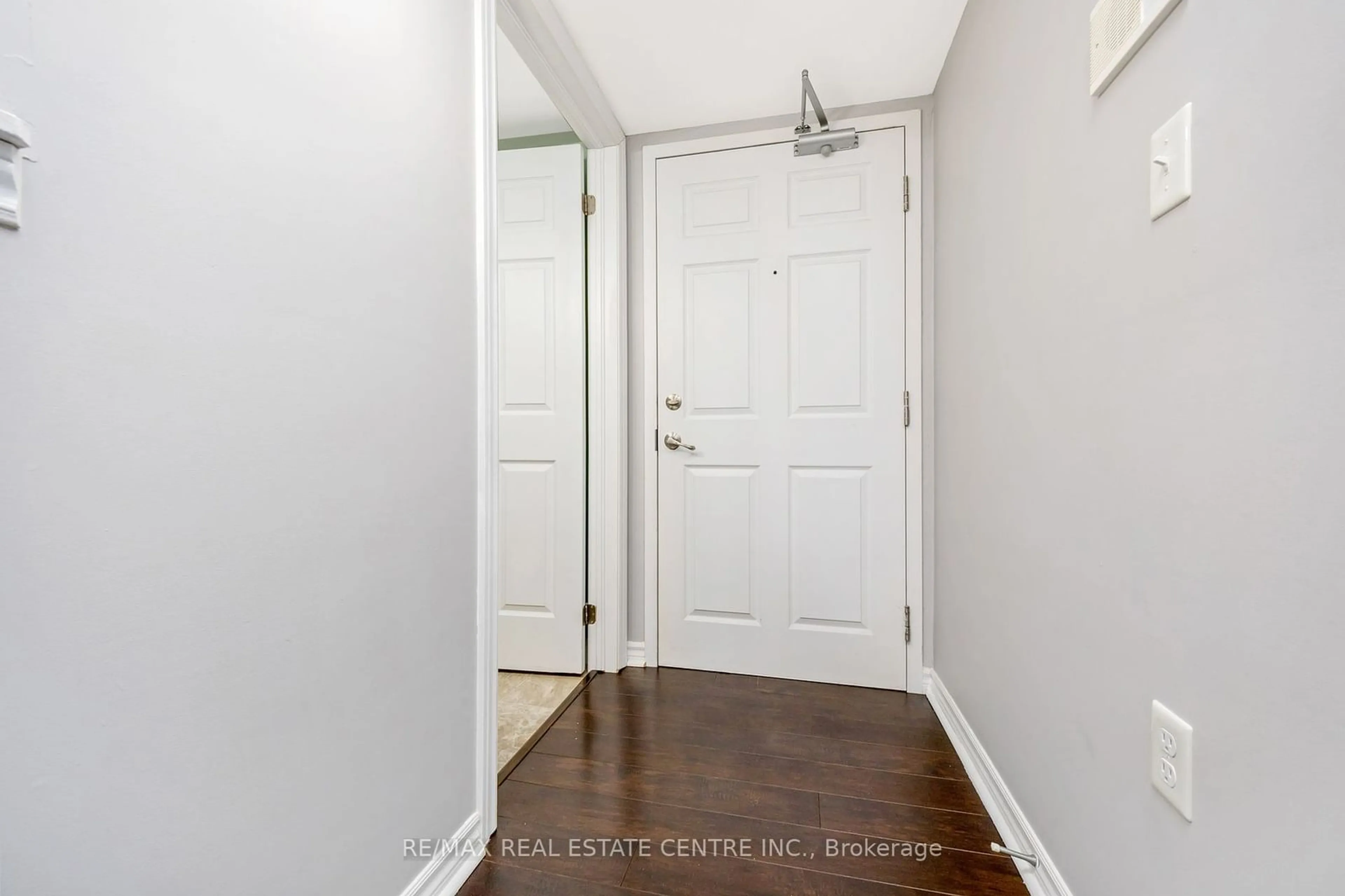 Indoor entryway for 1360 Main St #304, Milton Ontario L9T 7S5