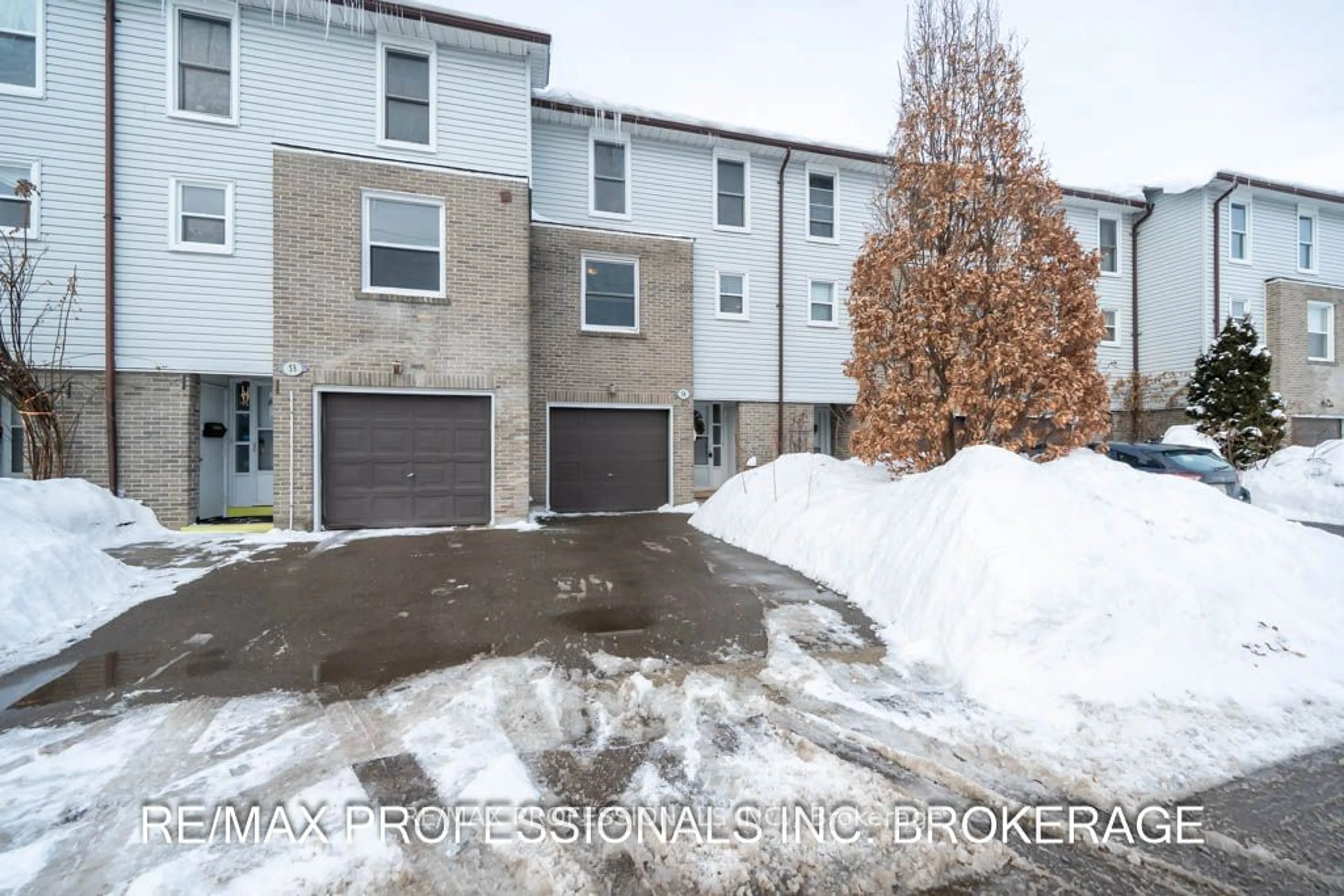 A pic from outside/outdoor area/front of a property/back of a property/a pic from drone, street for 2440 Bromsgrove Rd #54, Mississauga Ontario L5J 4J7