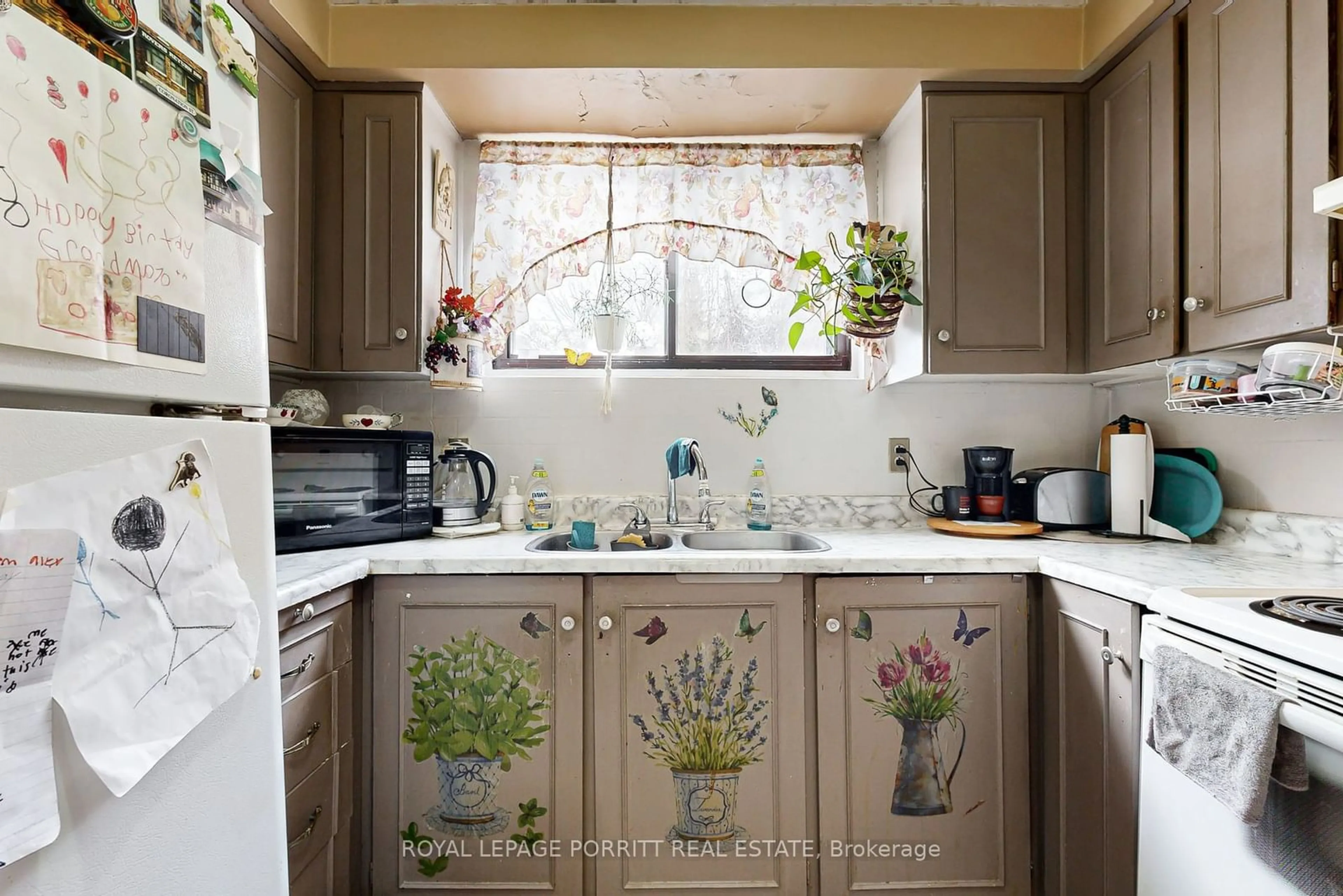 Standard kitchen, ceramic/tile floor for 15 Muskoka Ave, Toronto Ontario M8W 1H4