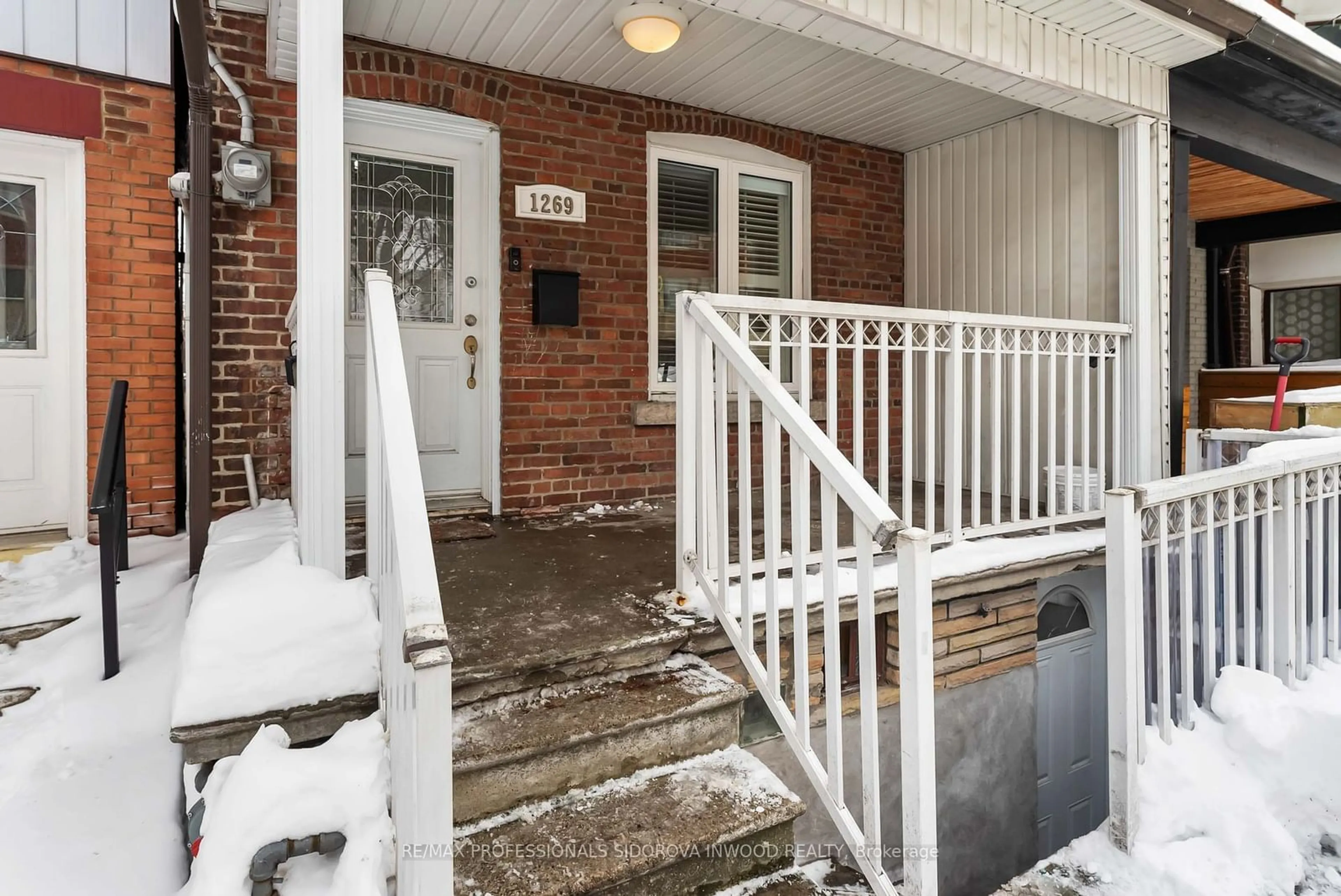 Indoor entryway for 1269 Davenport Rd, Toronto Ontario M6H 2H2