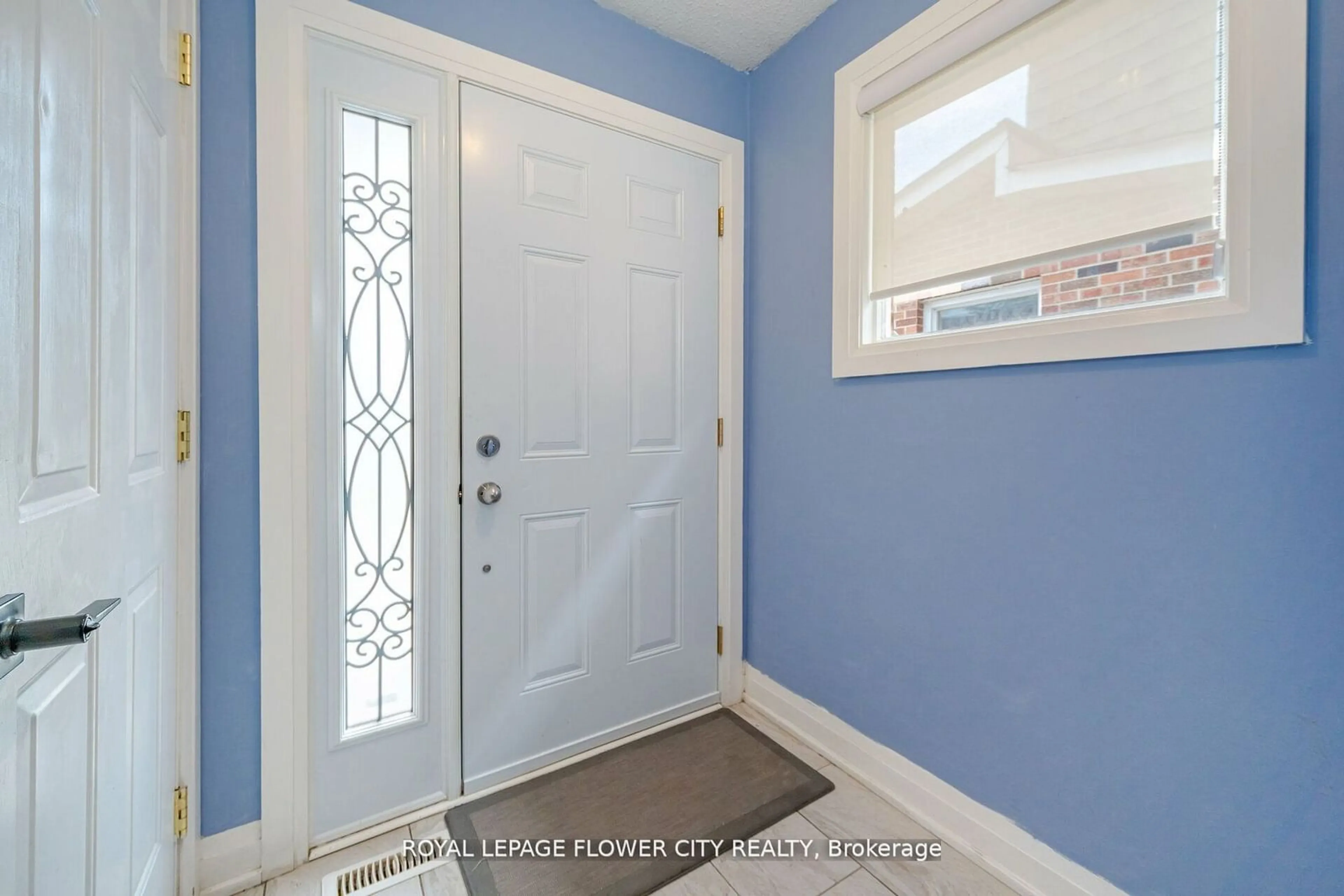 Indoor entryway for 128 Fanshawe Dr, Brampton Ontario L6Z 1B1