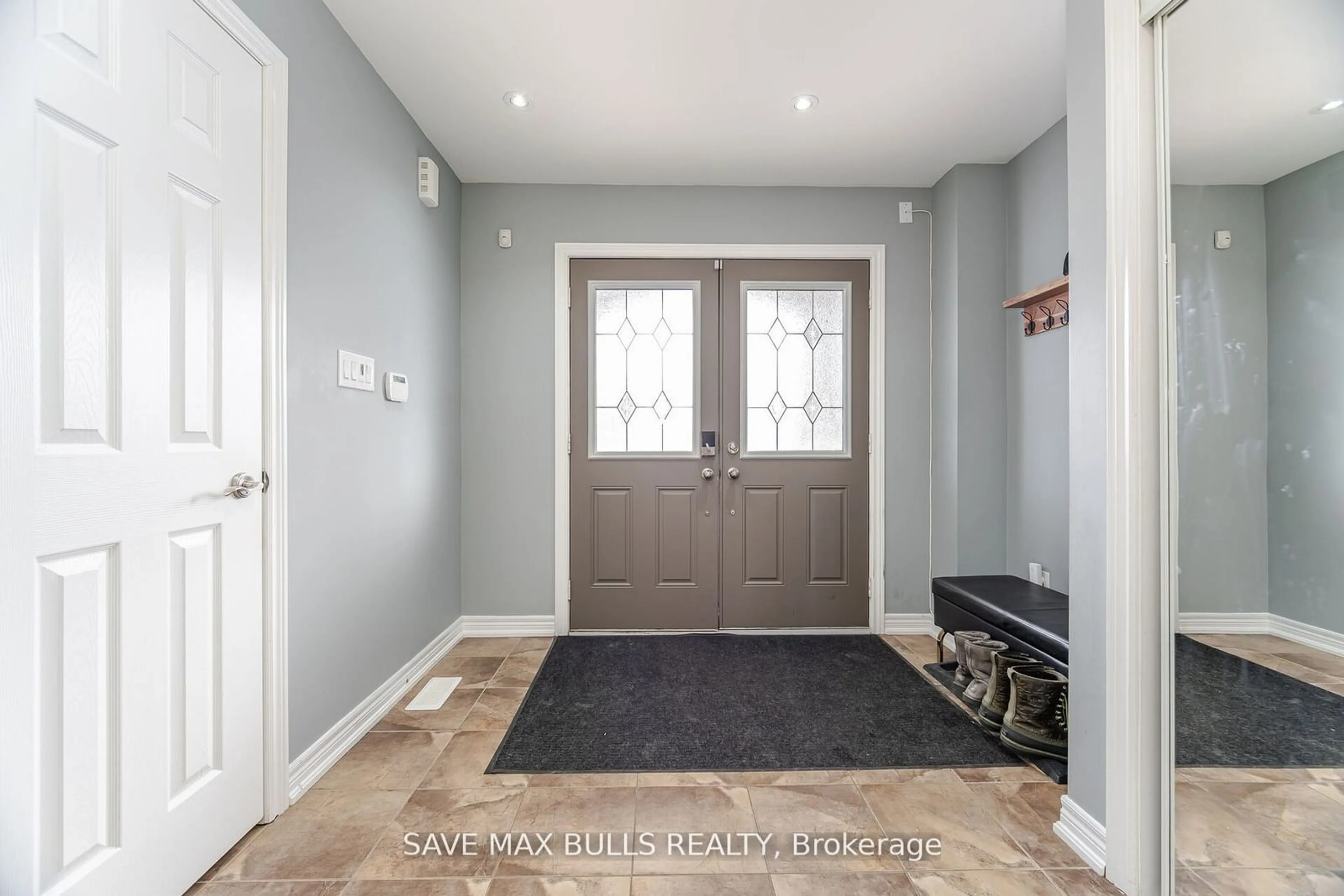 Indoor entryway for 26 Beachville Circ, Brampton Ontario L6X 0V3