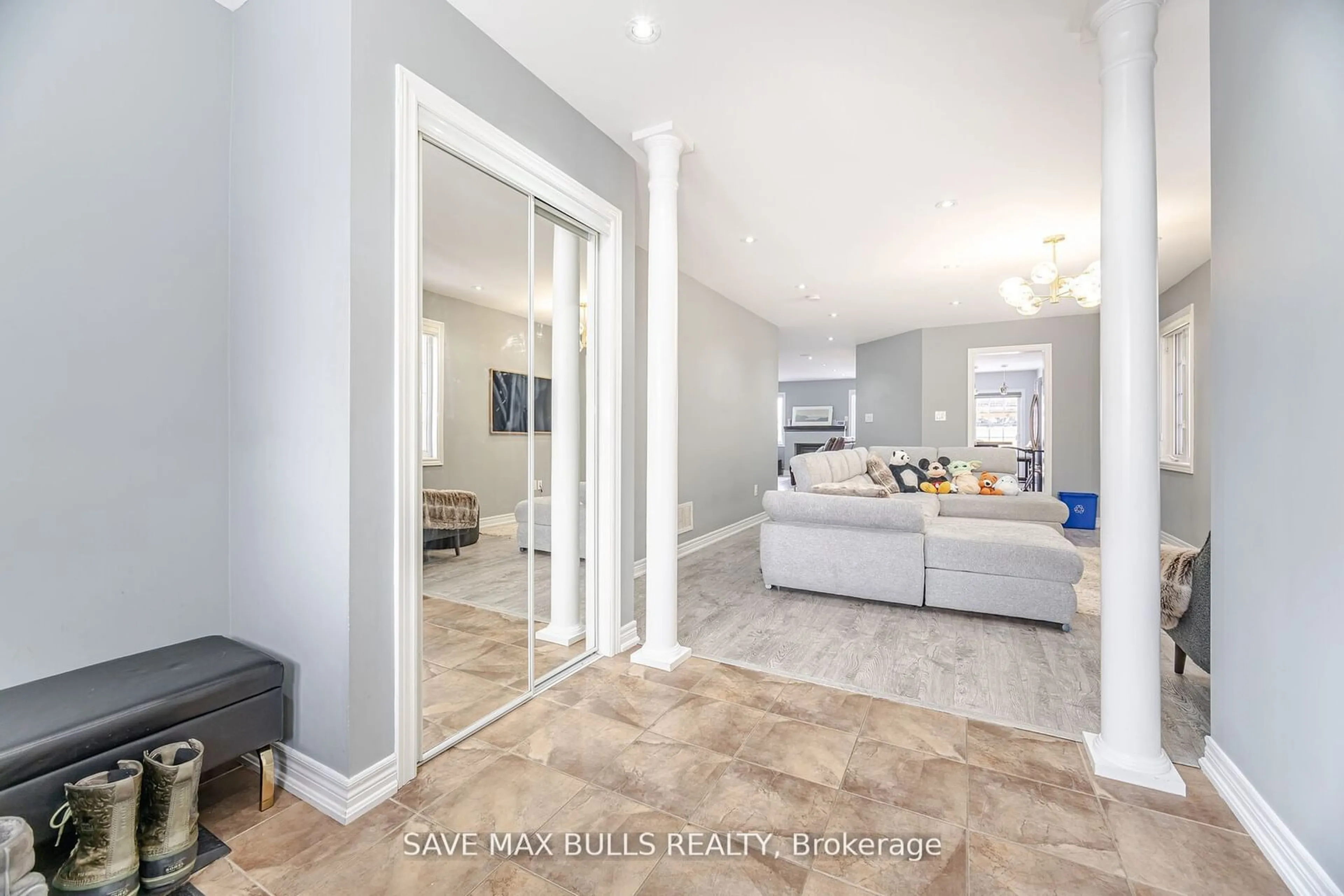 Indoor entryway for 26 Beachville Circ, Brampton Ontario L6X 0V3