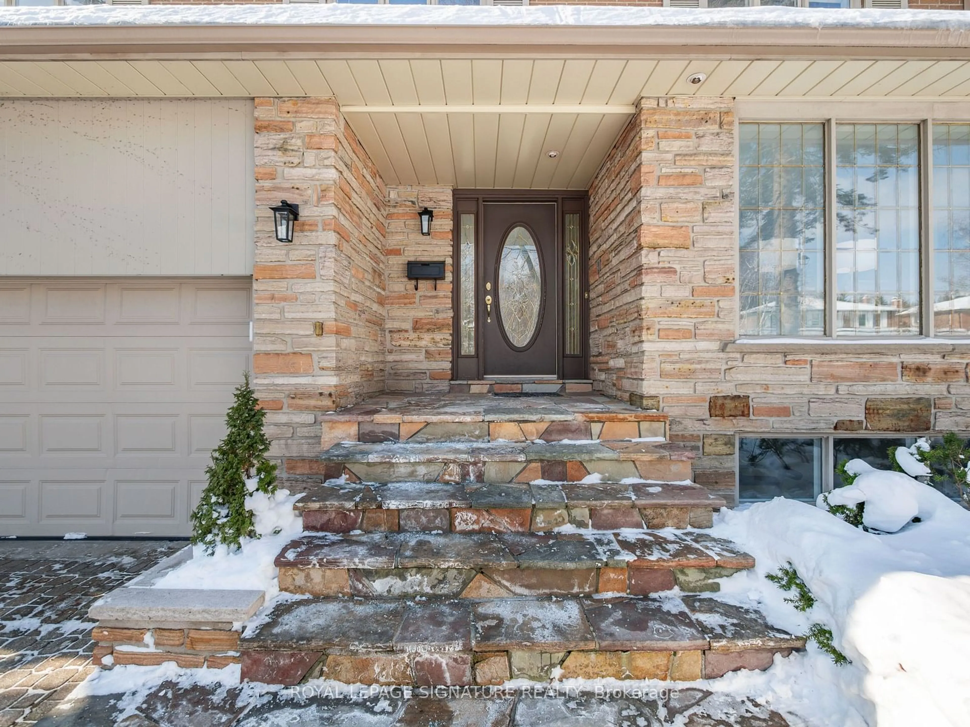 Indoor entryway for 1376 Tecumseh Park Dr, Mississauga Ontario L5H 2W6