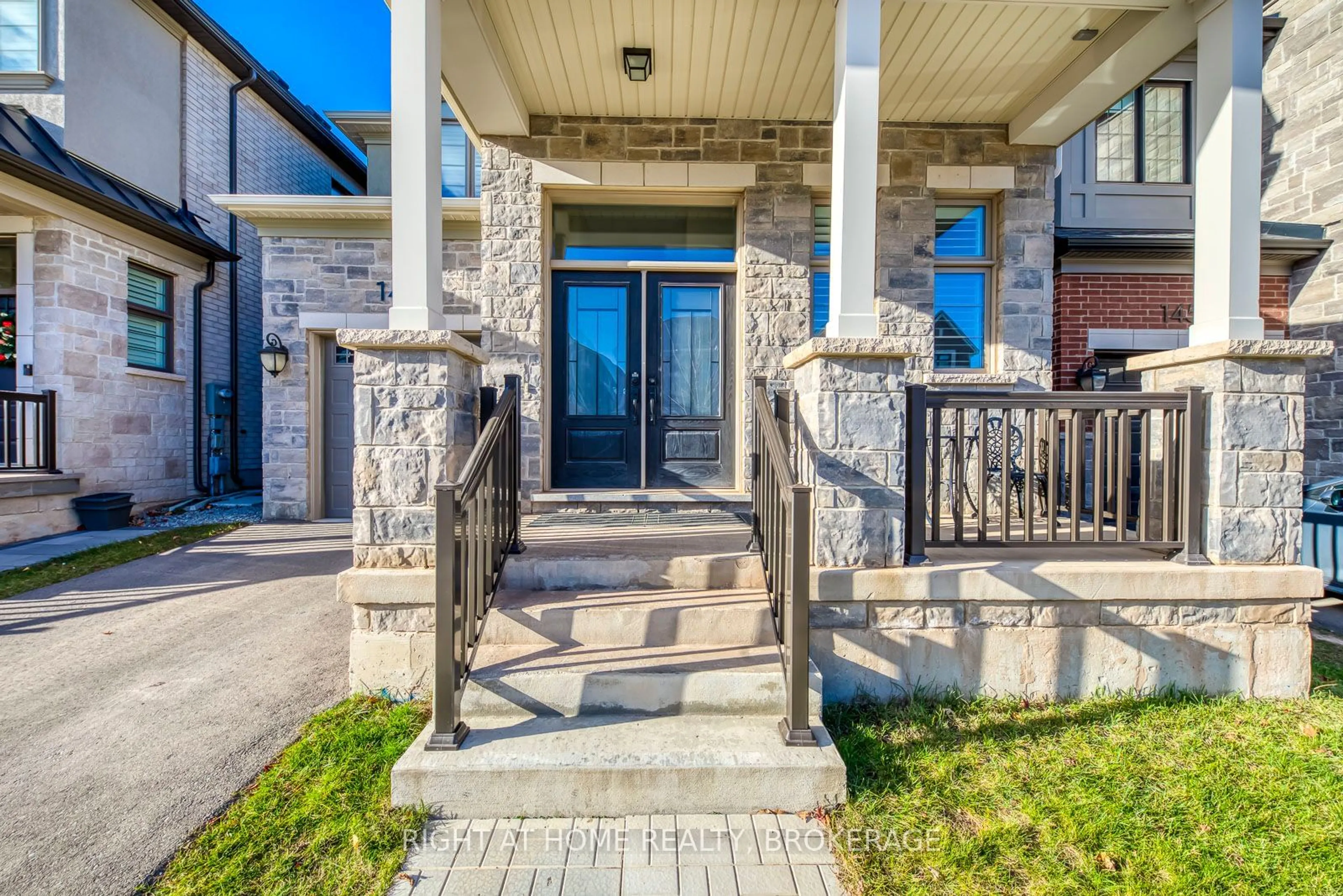 Indoor entryway for 1458 Everest Cres, Oakville Ontario L6H 3S4