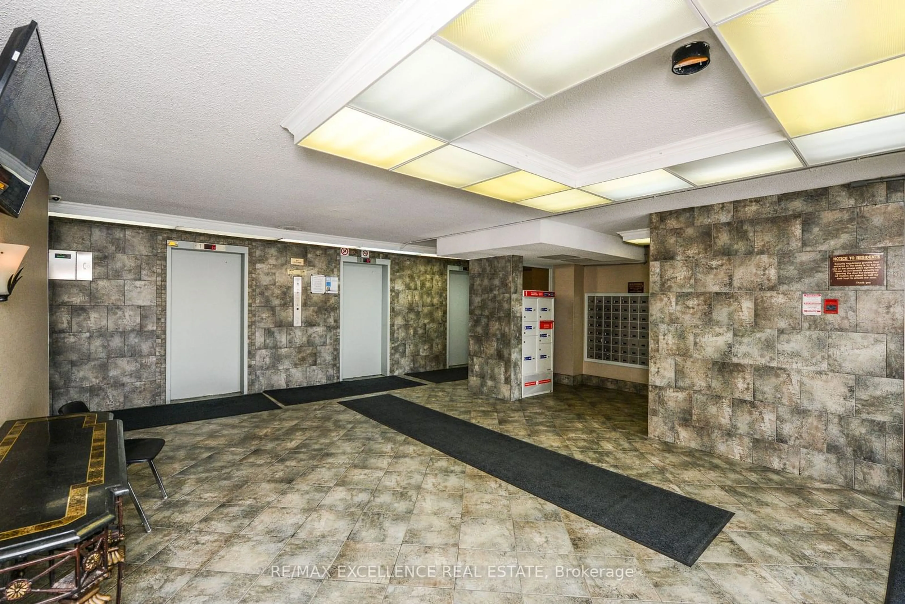 Indoor foyer for 17 Knightbridge Rd #1907, Brampton Ontario L6T 3X9