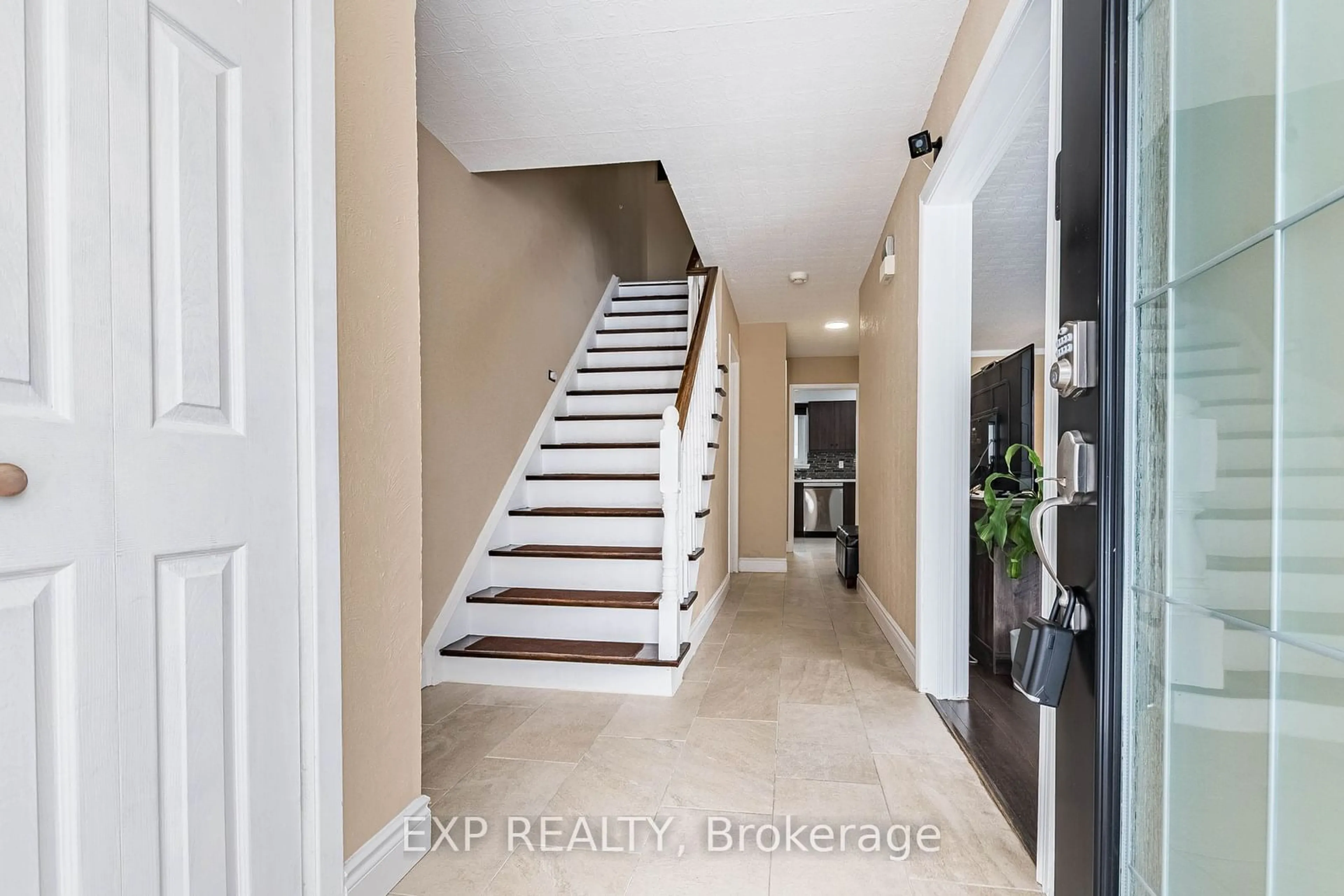 Indoor entryway for 276 Archdekin Dr, Brampton Ontario L6V 2N8