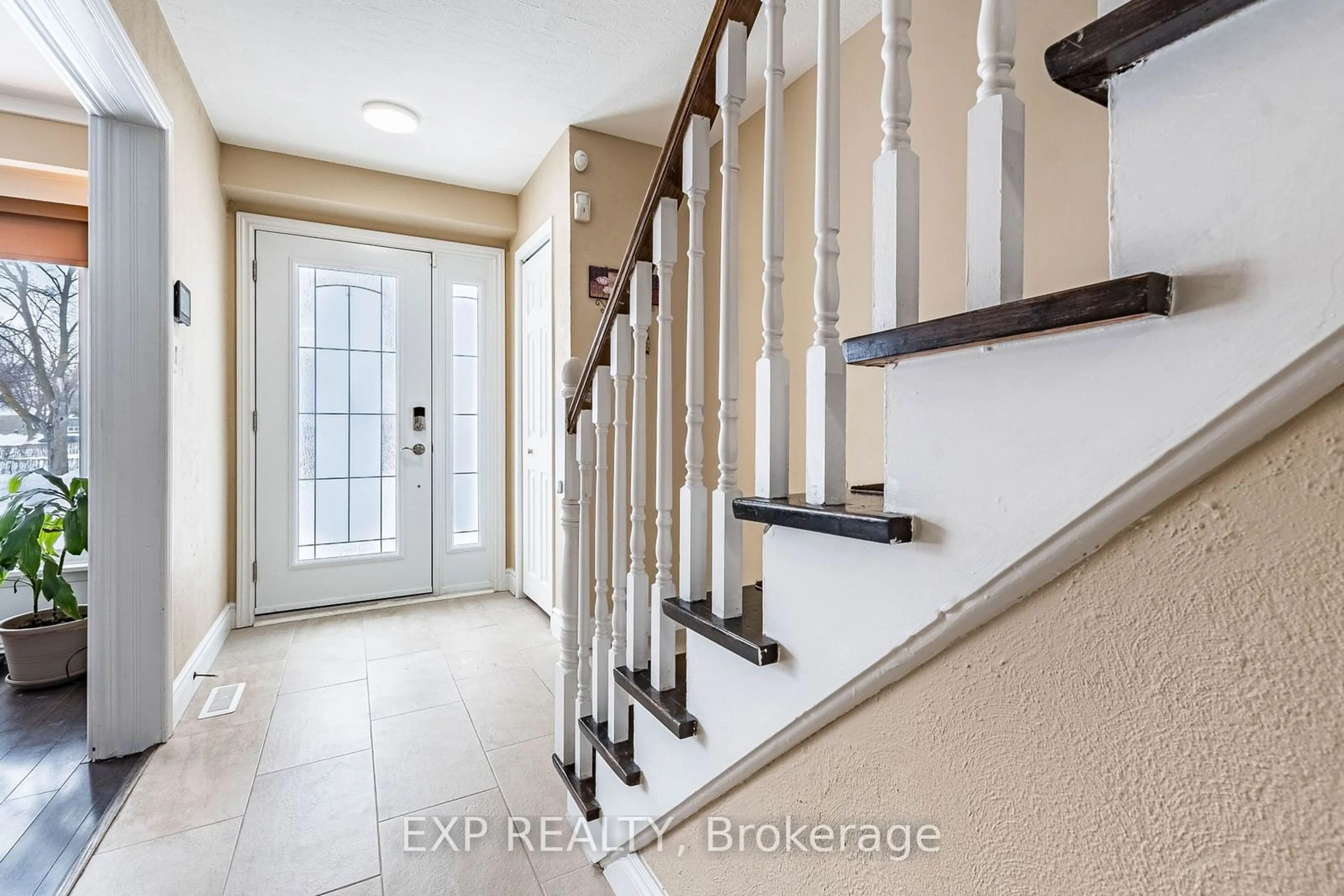 Indoor entryway for 276 Archdekin Dr, Brampton Ontario L6V 2N8