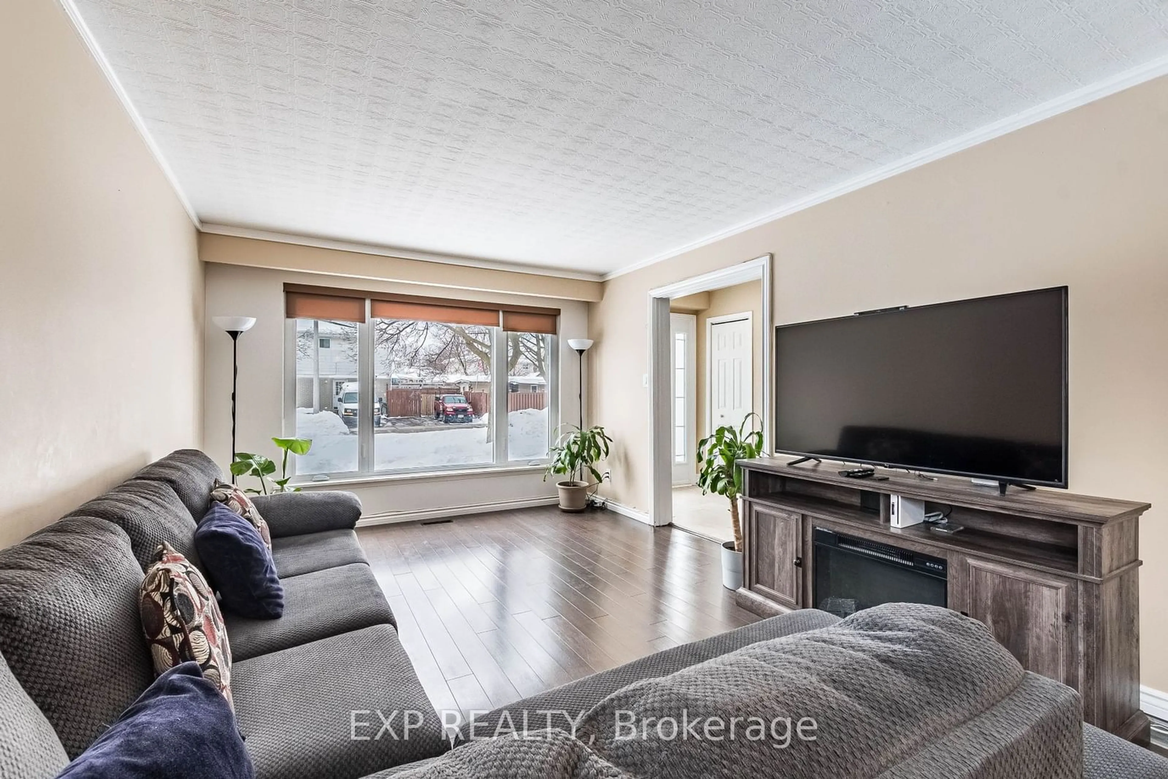 Living room with furniture, wood/laminate floor for 276 Archdekin Dr, Brampton Ontario L6V 2N8