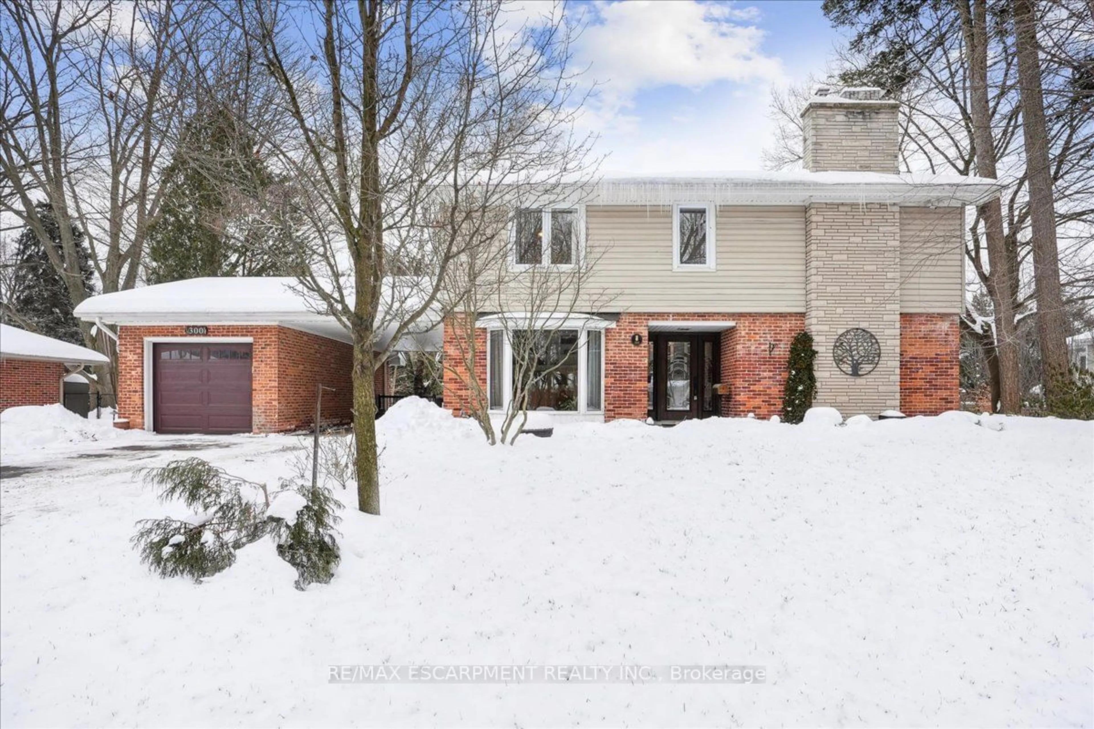 Home with brick exterior material, street for 300 Shoreview Rd, Burlington Ontario L7T 2N4