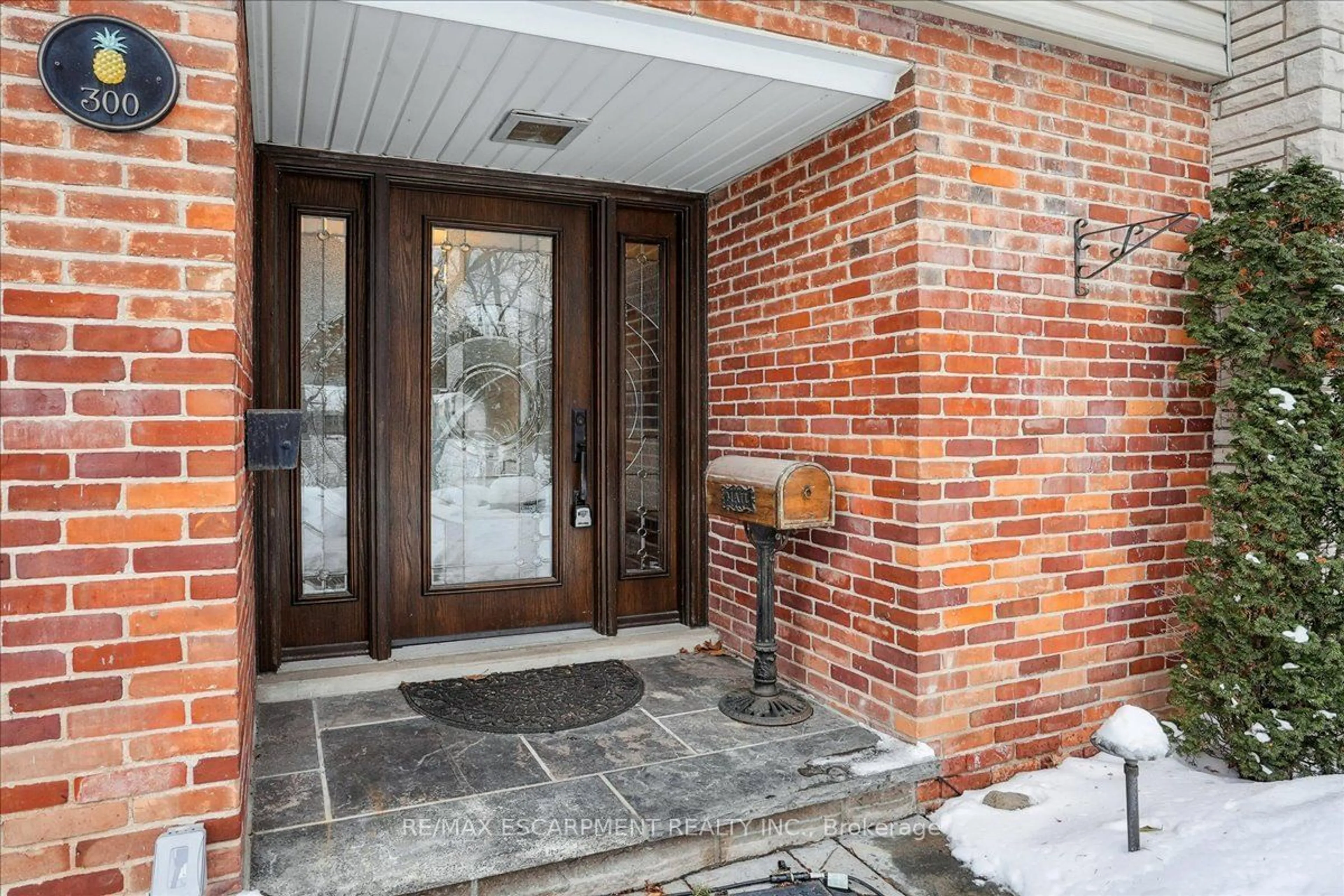 Home with brick exterior material, street for 300 Shoreview Rd, Burlington Ontario L7T 2N4