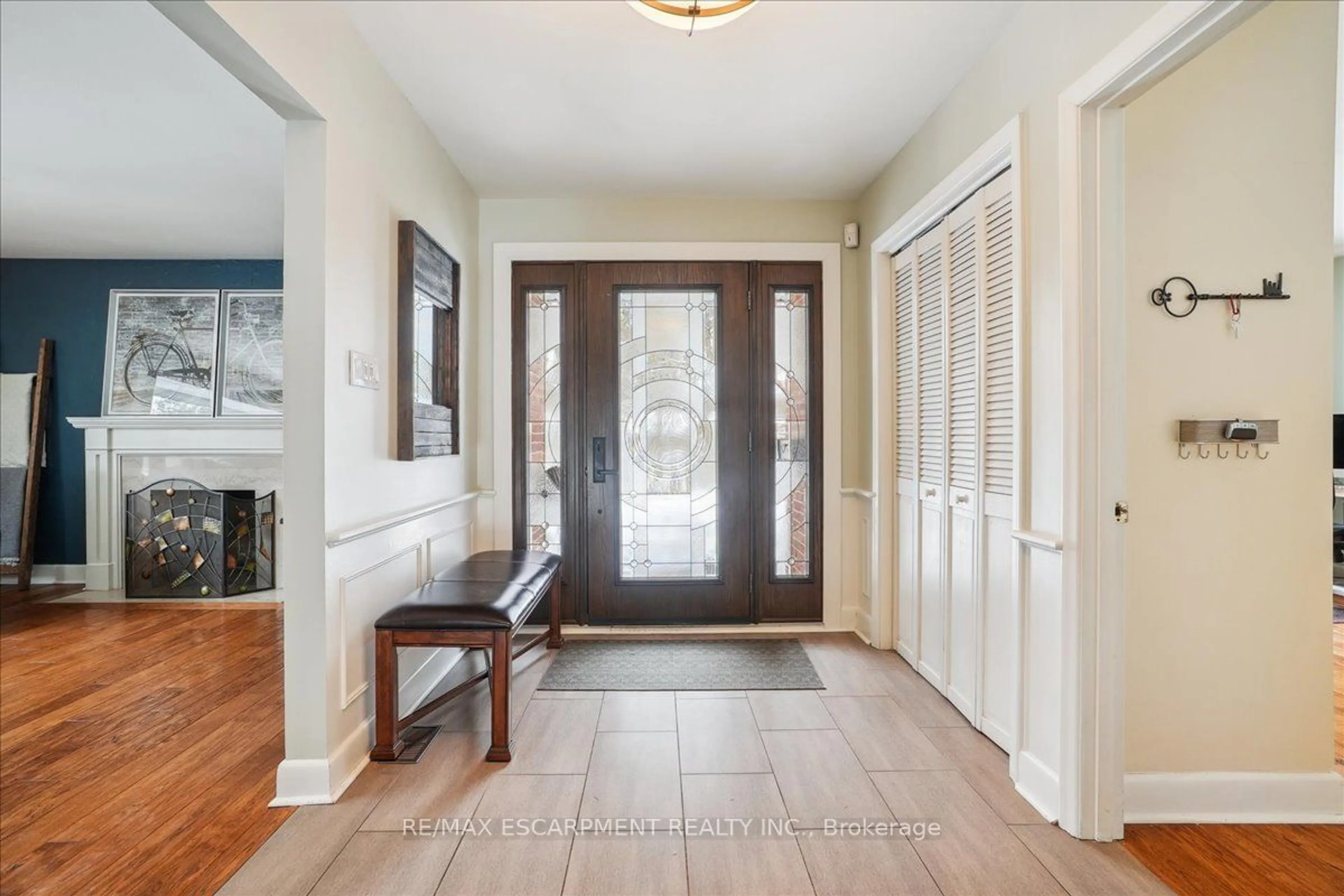 Indoor entryway for 300 Shoreview Rd, Burlington Ontario L7T 2N4