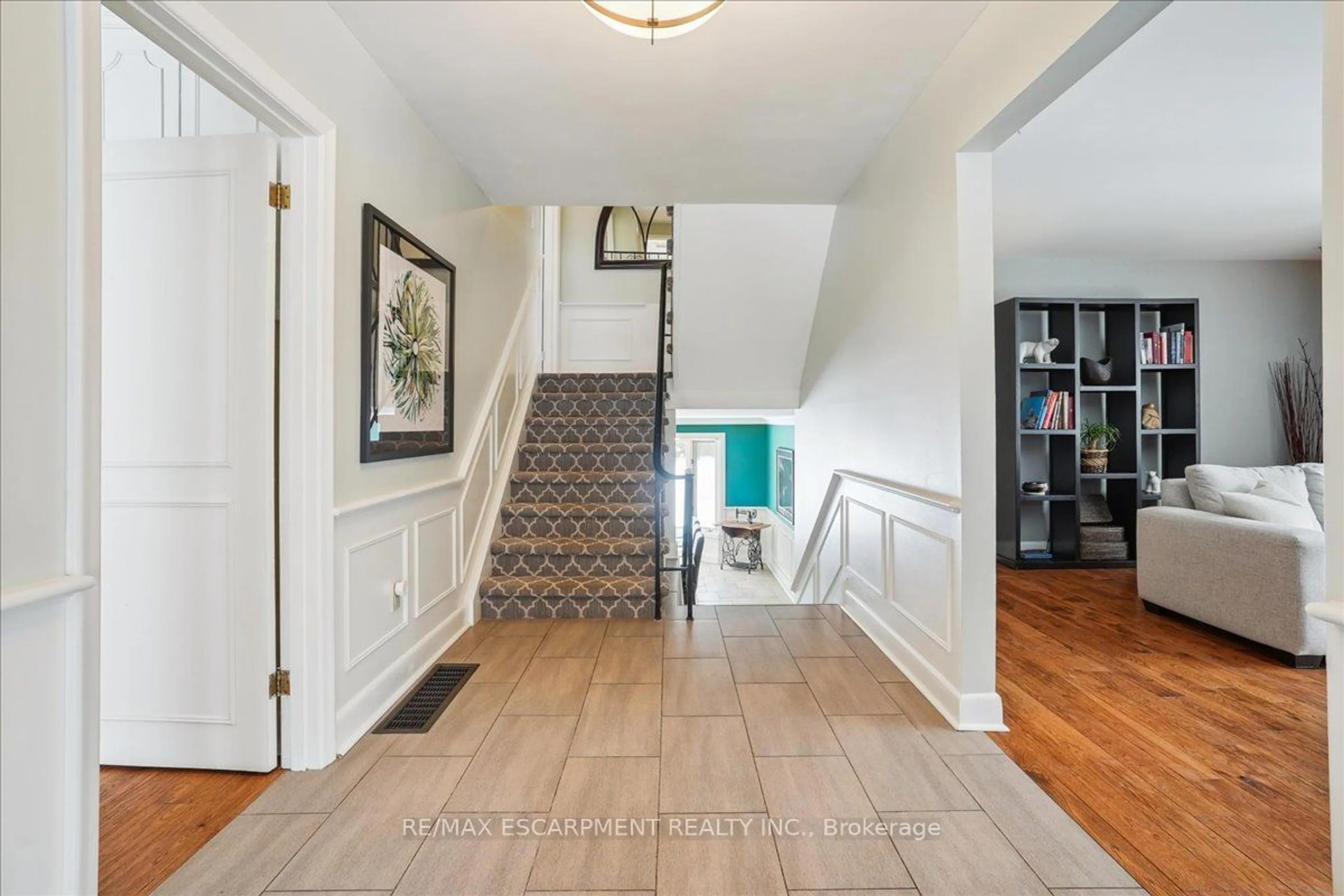 Indoor entryway for 300 Shoreview Rd, Burlington Ontario L7T 2N4