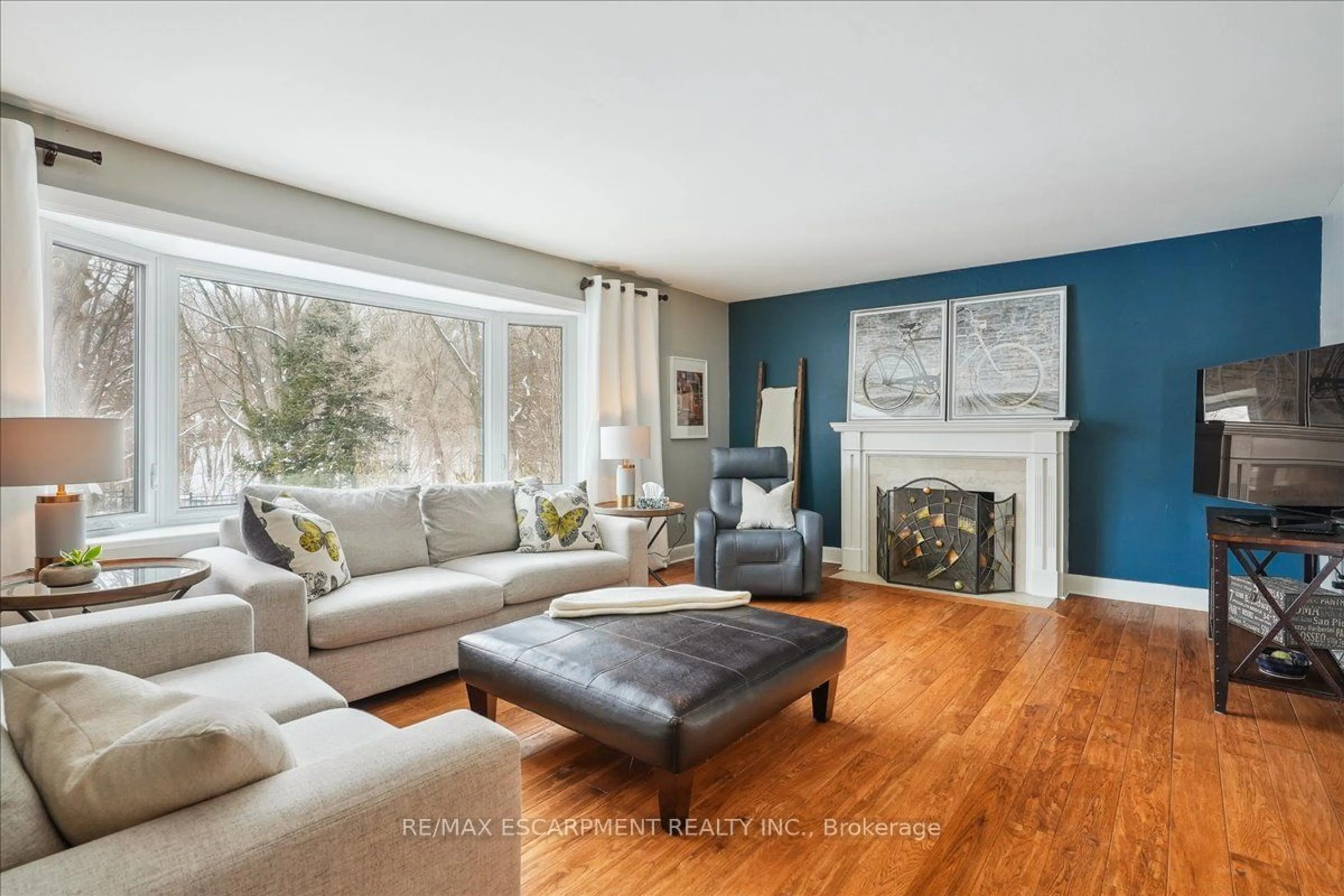 Living room with furniture, wood/laminate floor for 300 Shoreview Rd, Burlington Ontario L7T 2N4