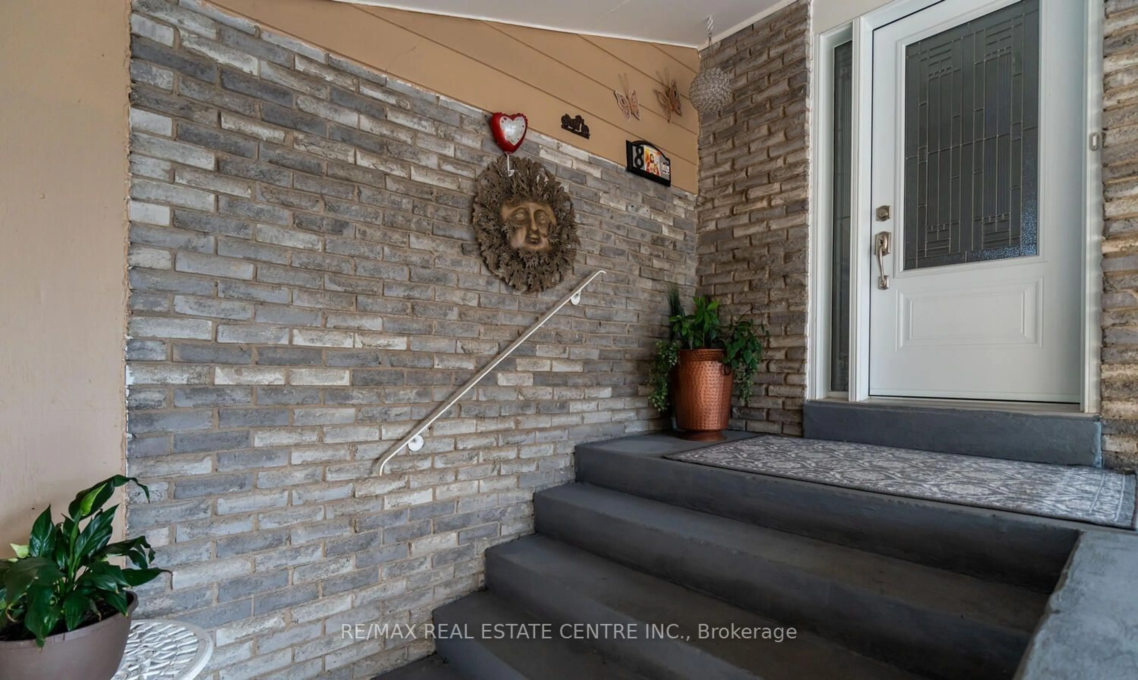 Indoor entryway for 8 Edwin Dr, Brampton Ontario L6Y 1A1