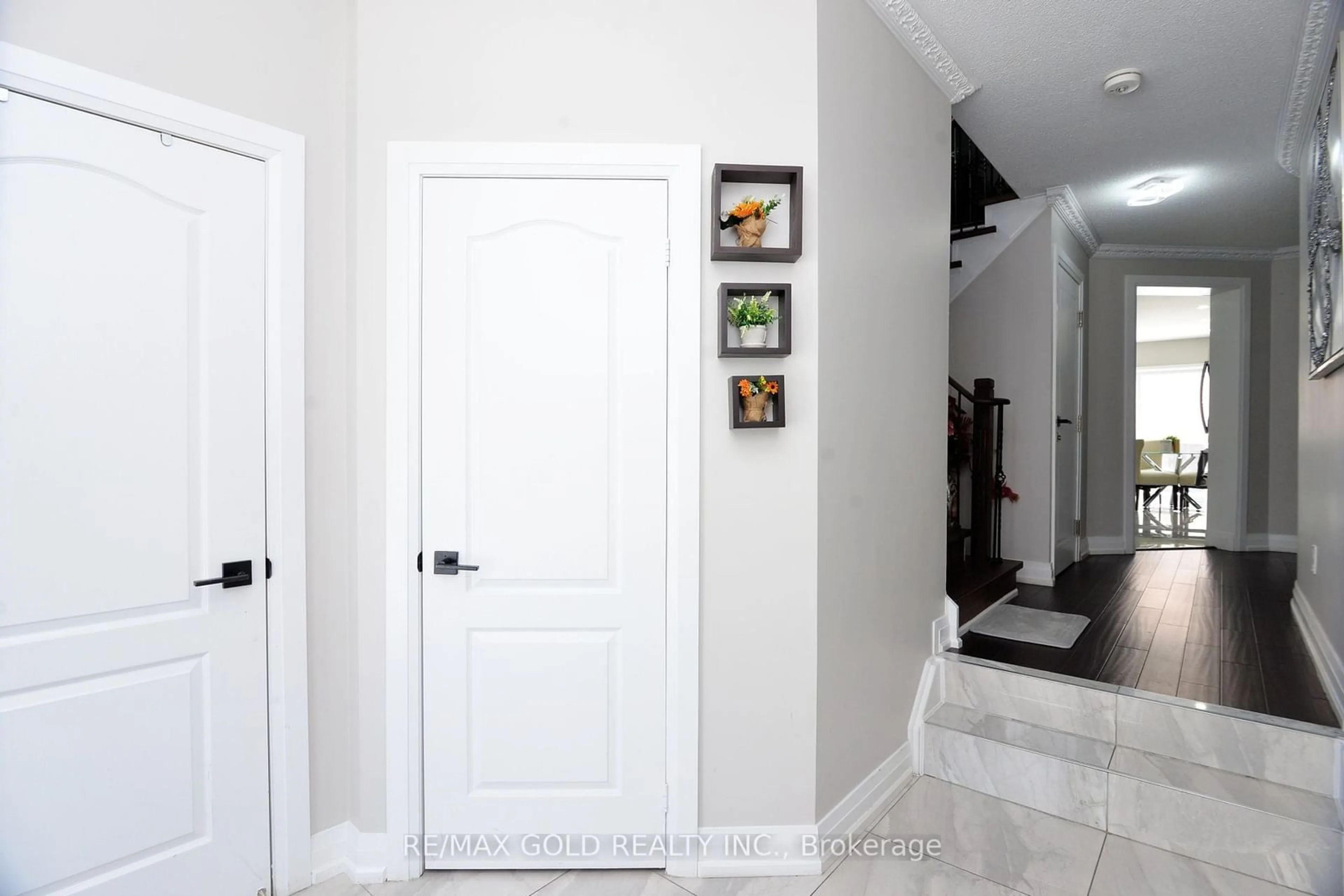 Indoor entryway for 5 Ramsey Lane, Brampton Ontario L7A 3P5