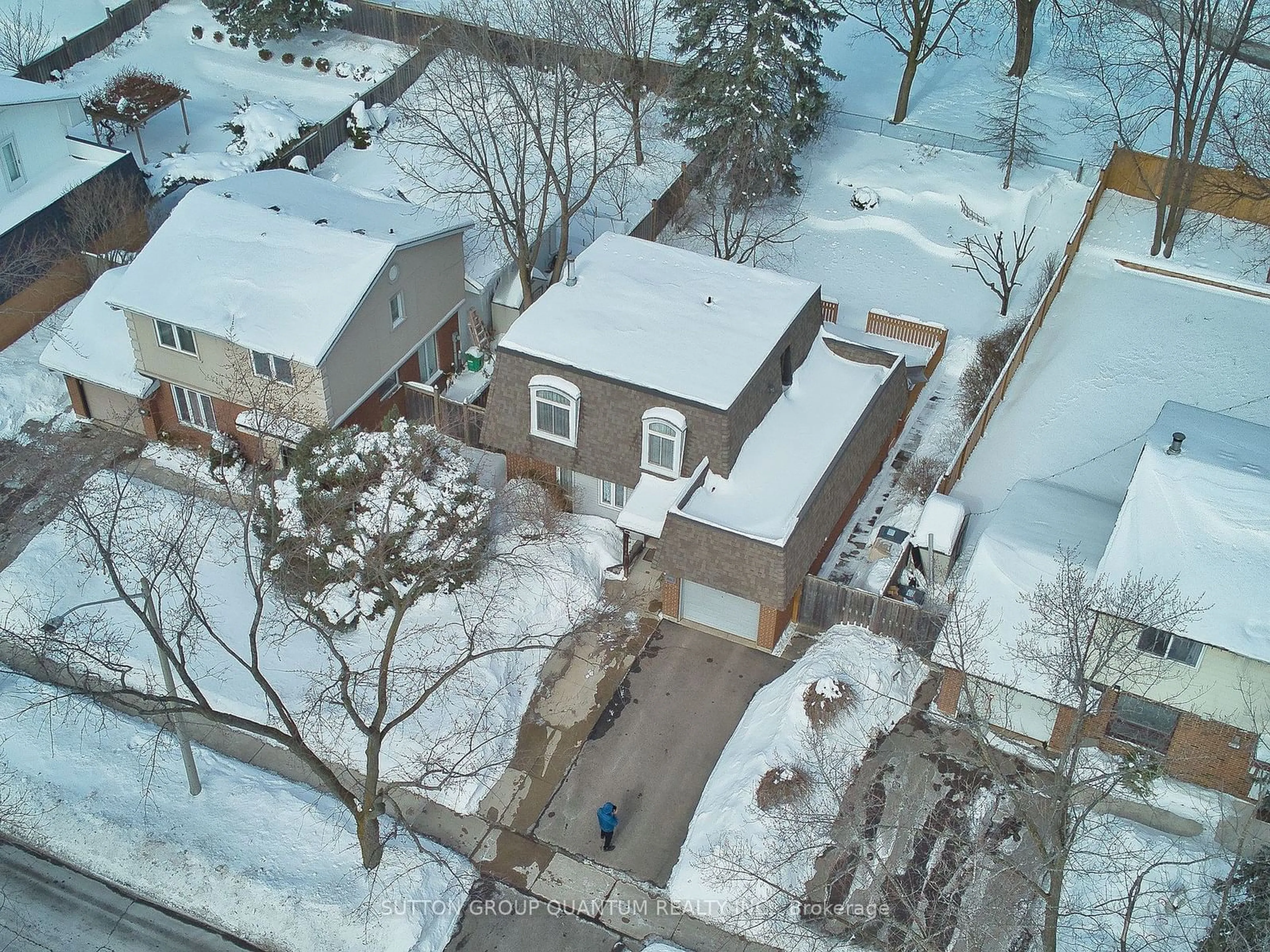 A pic from outside/outdoor area/front of a property/back of a property/a pic from drone, street for 463 Lolita Gdns, Mississauga Ontario L5A 2A8