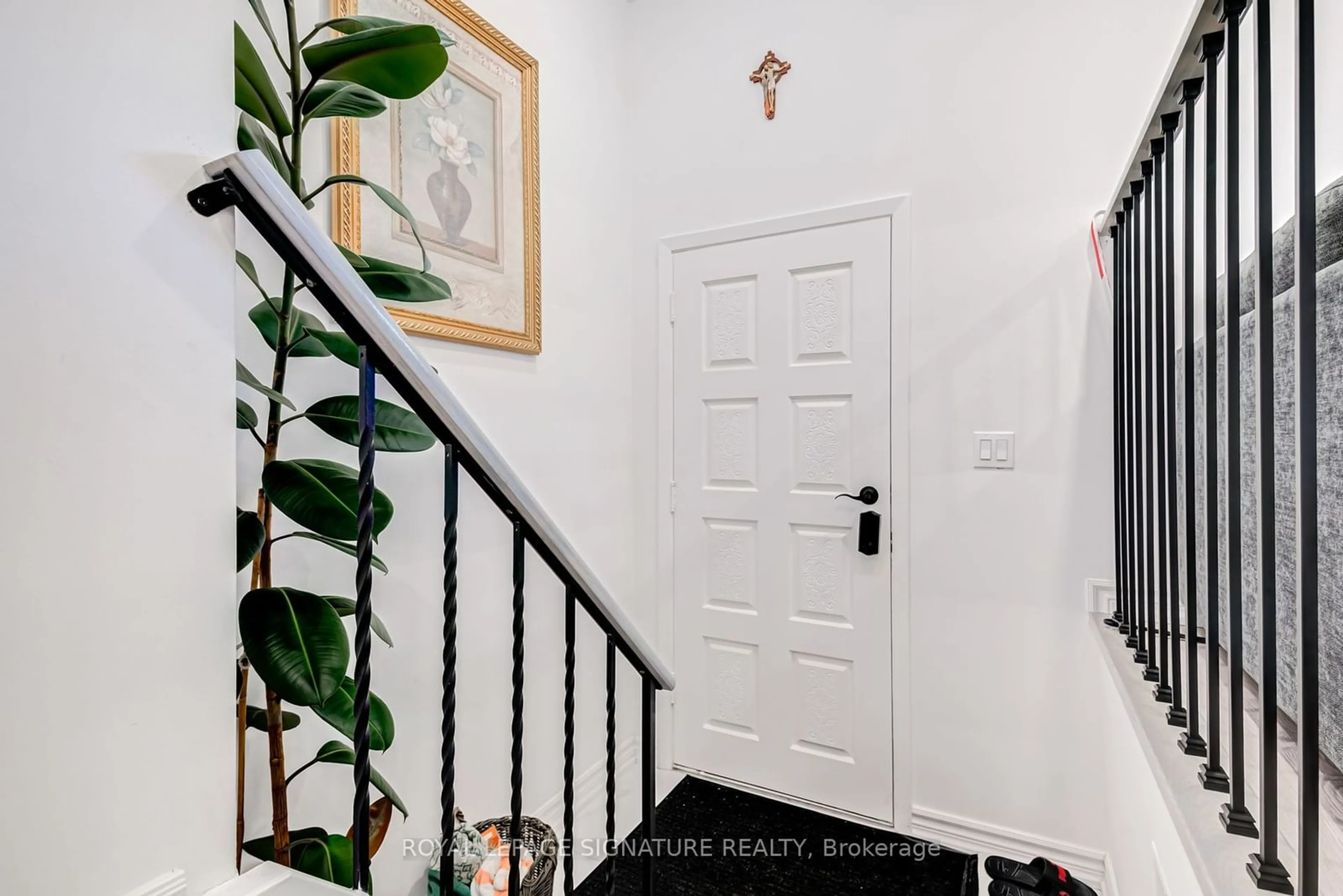 Indoor entryway for 40 Arleta Ave, Toronto Ontario M3L 2E5