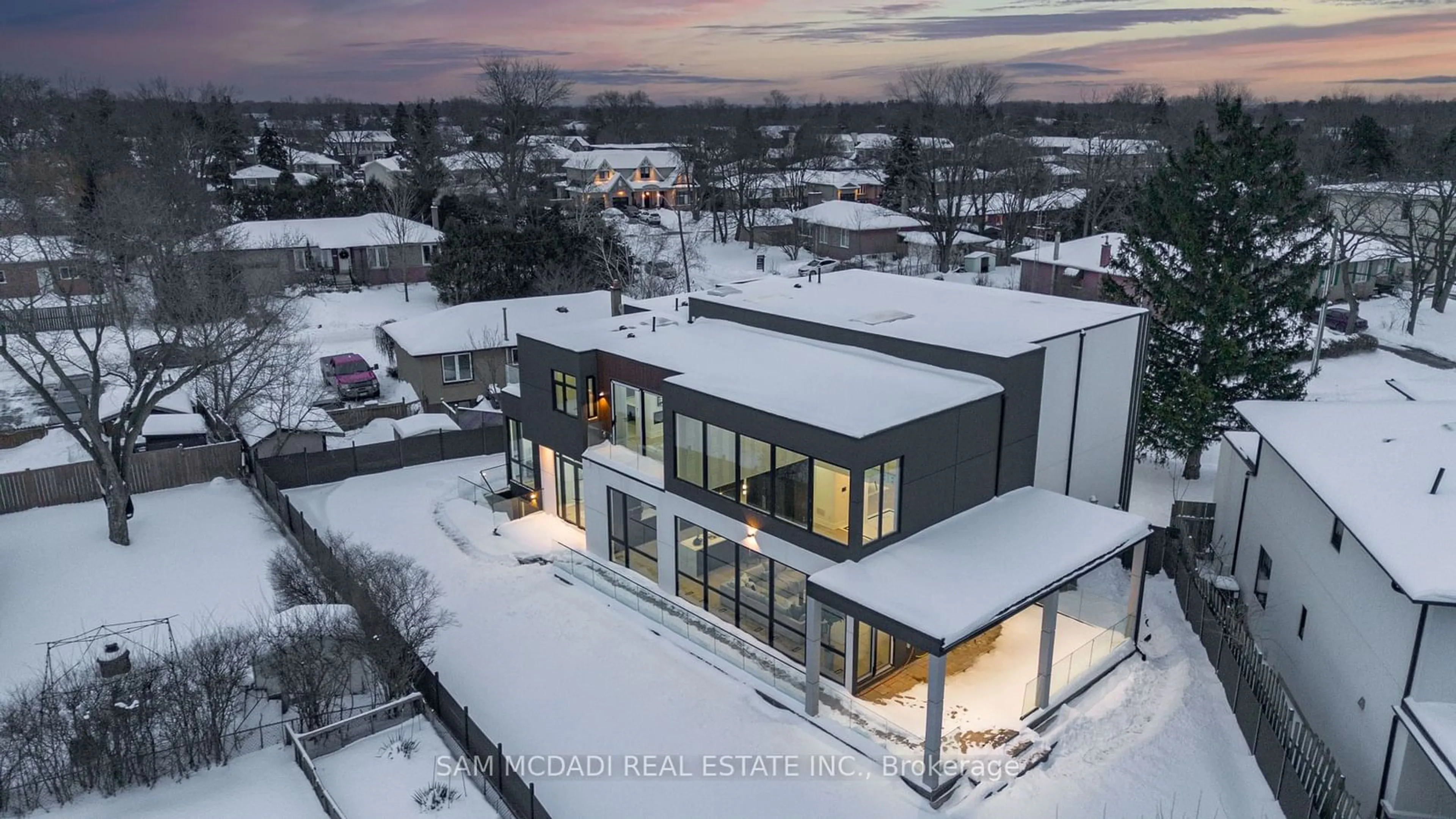 A pic from outside/outdoor area/front of a property/back of a property/a pic from drone, building for 468 Saville Cres, Oakville Ontario L6L 3V1