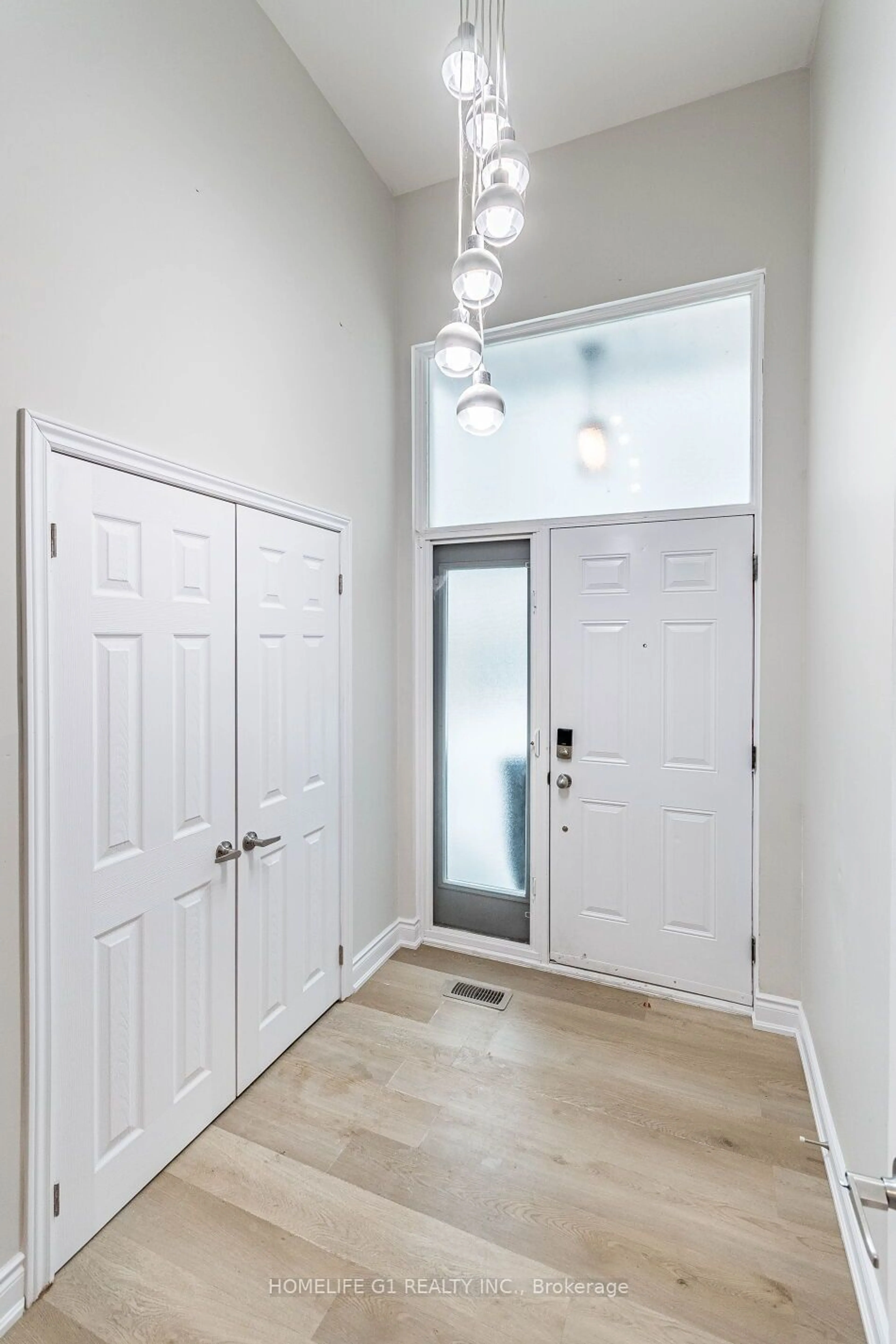 Indoor entryway for 5510 Schueller Cres, Burlington Ontario L7L 3T2