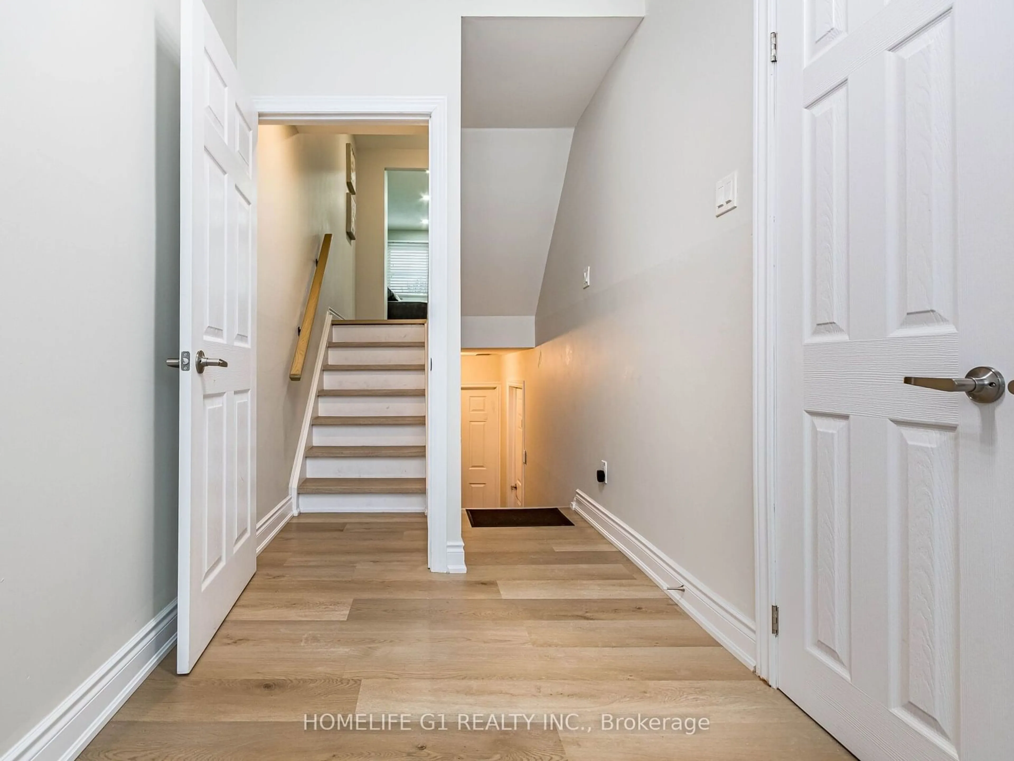 Indoor entryway for 5510 Schueller Cres, Burlington Ontario L7L 3T2