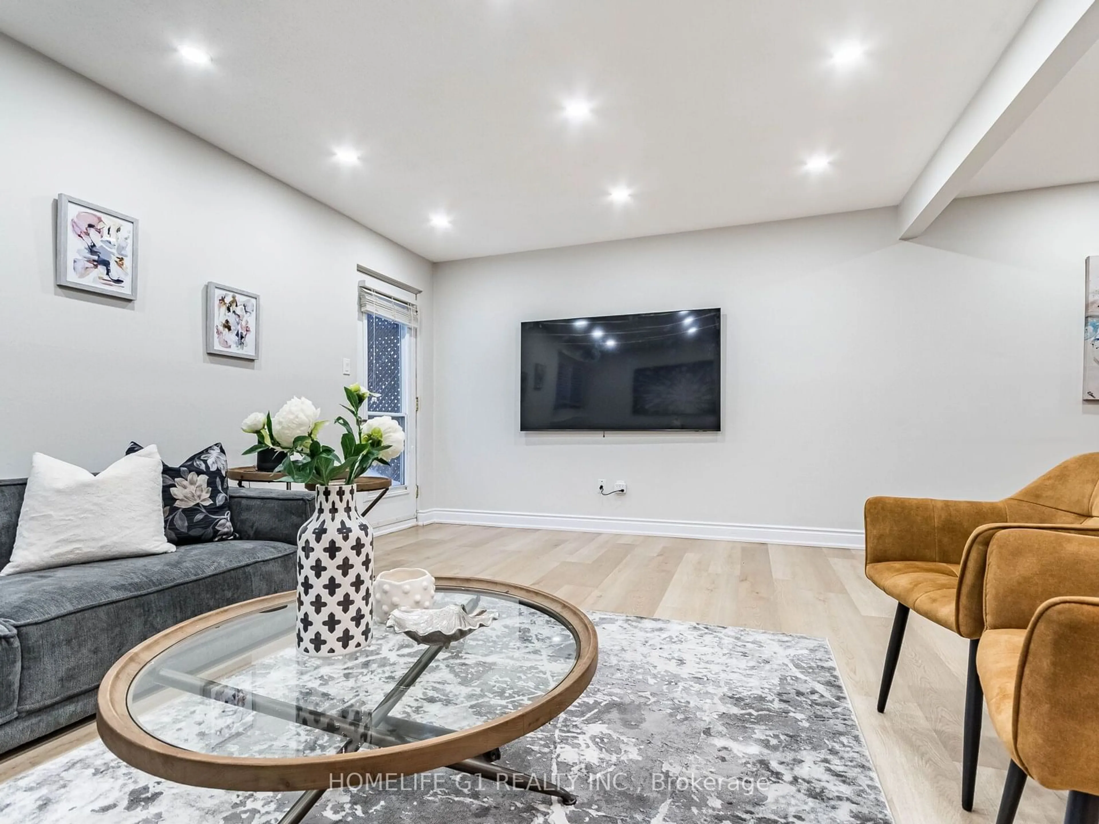 Living room with furniture, unknown for 5510 Schueller Cres, Burlington Ontario L7L 3T2