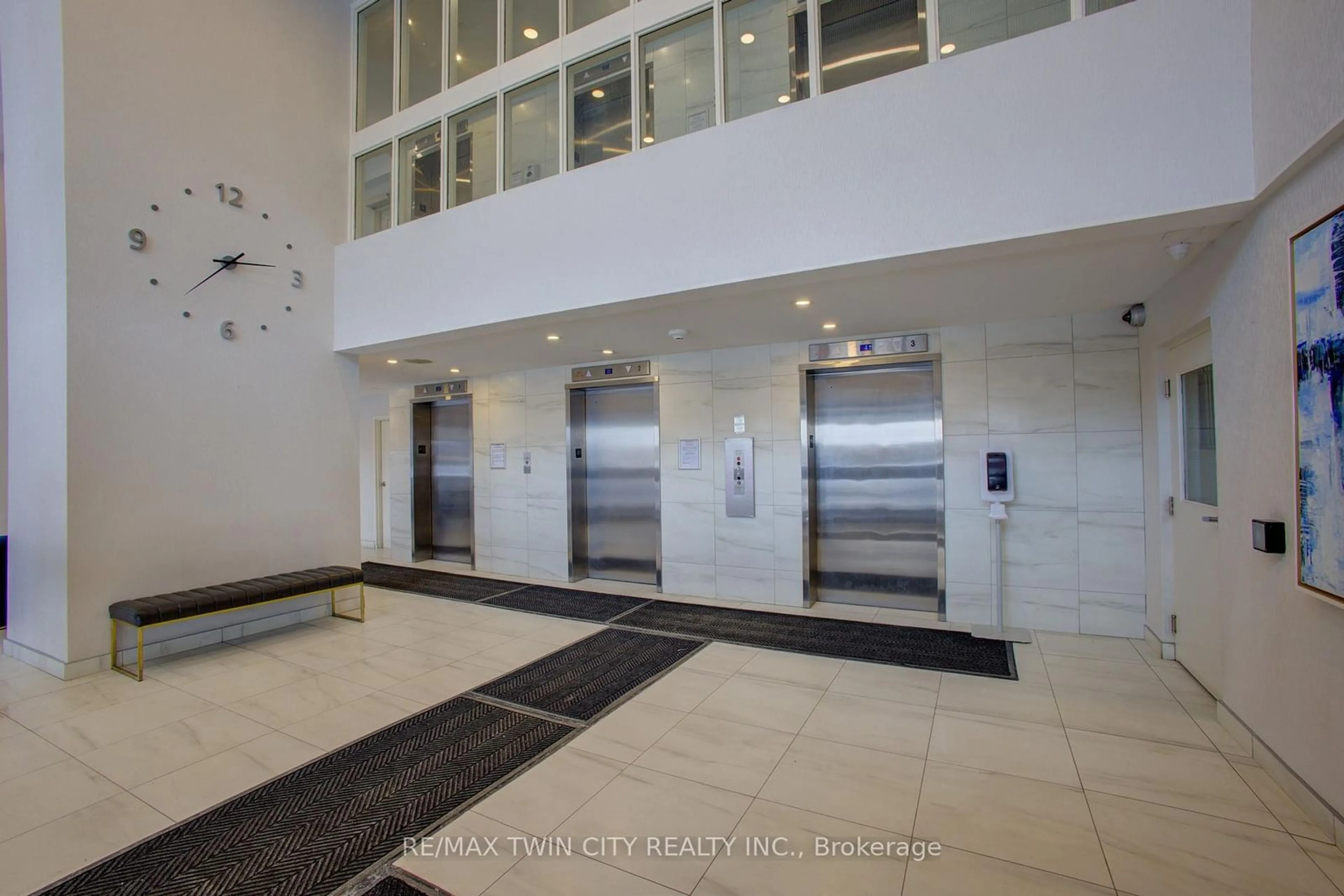 Indoor foyer for 1580 Mississauga Valley Blvd #2006, Mississauga Ontario L5A 3T8