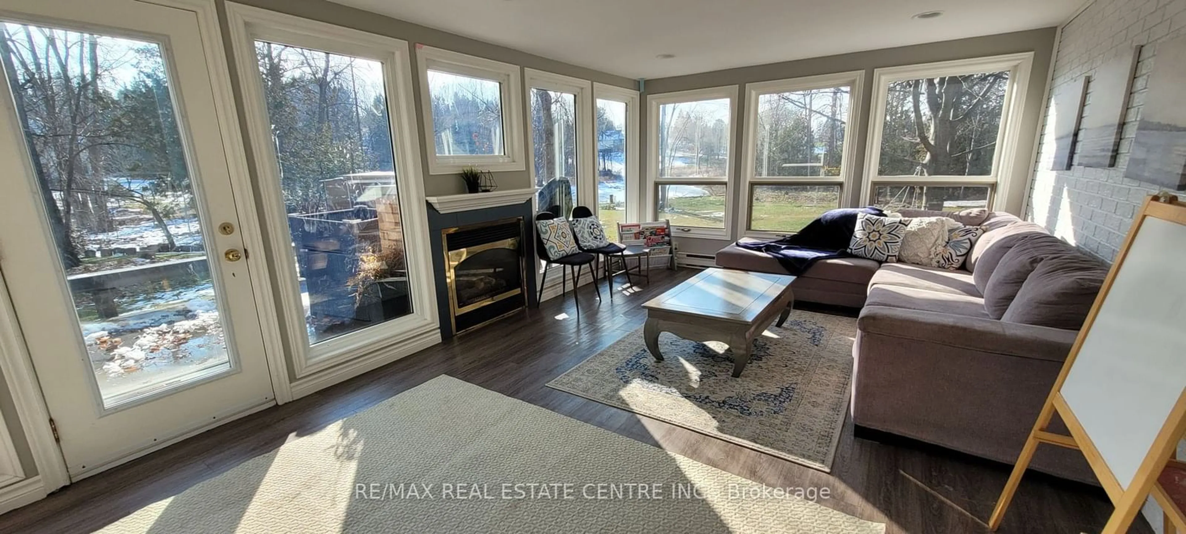 Living room with furniture, unknown for 2010 Cameron Dr, Milton Ontario L0P 1B0